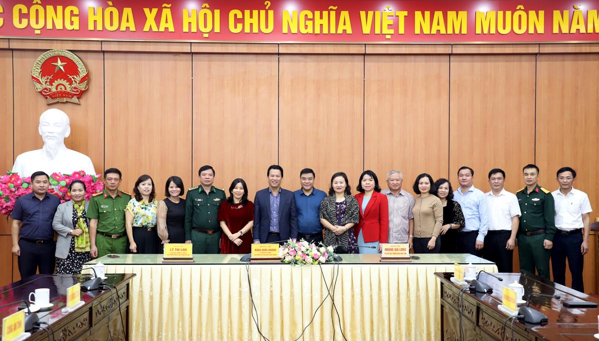 Bộ trưởng Bộ Tài nguyên và Môi trường Đặng Quốc Khánh, các đồng chí lãnh đạo tỉnh cùng các đại biểu chụp ảnh lưu niệm.