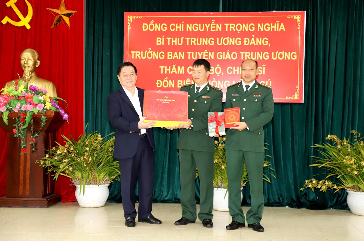 Trưởng Ban Tuyên giáo T.Ư Nguyễn Trọng Nghĩa tặng quà cán bộ, chiến sỹ Đồn Biên phòng Lũng Cú