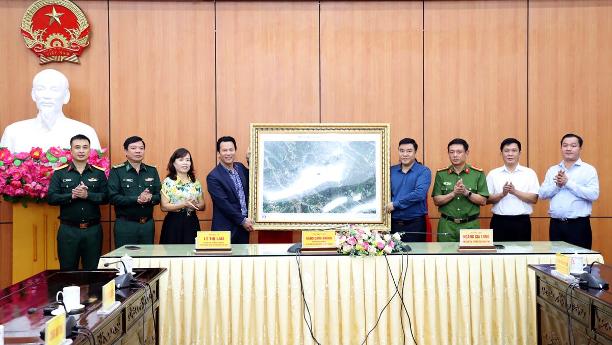 Bộ trưởng Bộ Tài nguyên và Môi trường Đặng Quốc Khánh trao tặng ảnh cho UBND tỉnh.