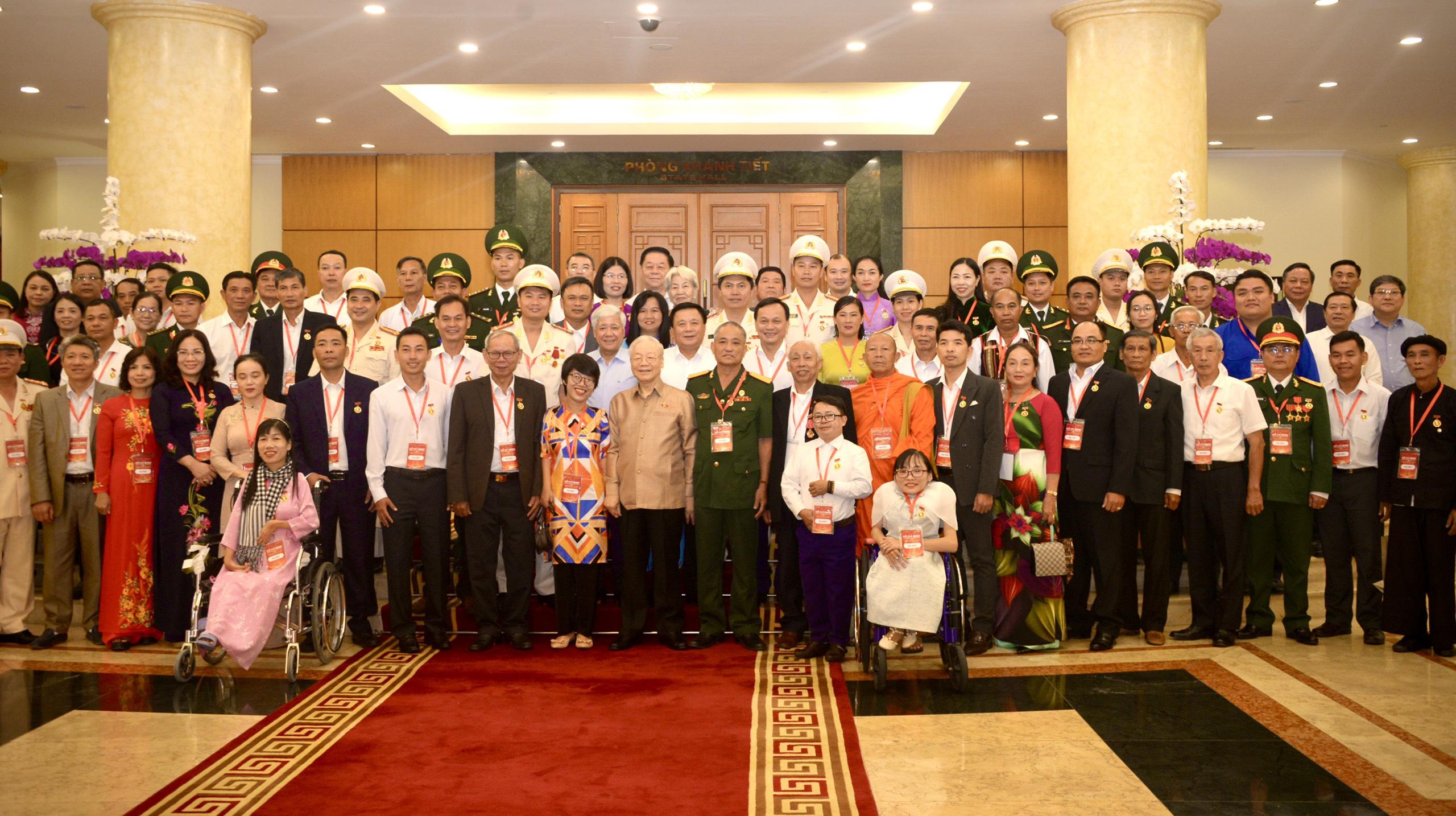 Tổng Bí thư Nguyễn Phú Trọng đã gặp mặt thân mật đoàn đại biểu điển hình tiêu biểu toàn quốc trong việc học tập và làm theo tư tưởng, đạo đức, phong cách Hồ Chí Minh năm 2023. (Ảnh: TA)