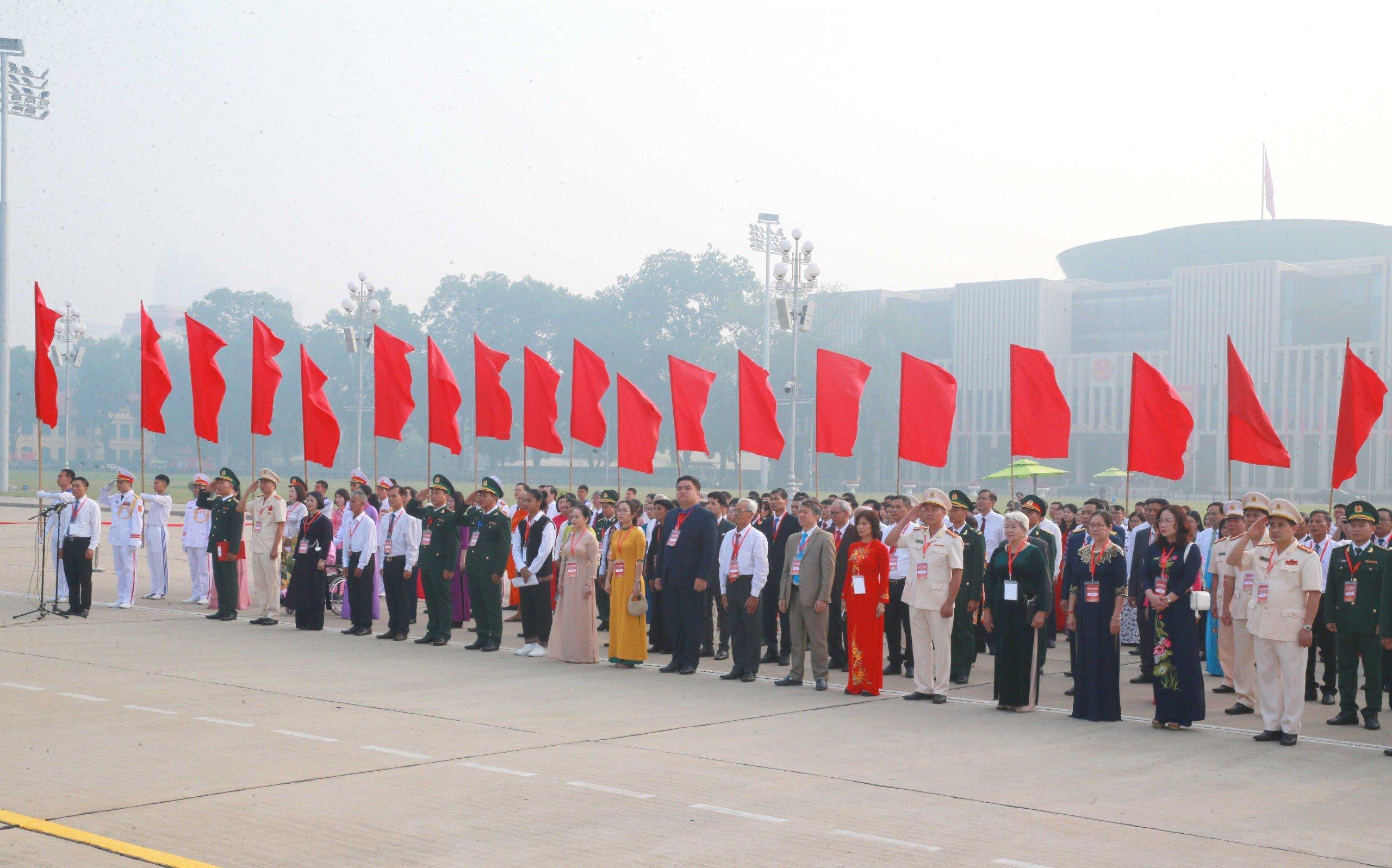 Đoàn đại biểu các điển hình tiêu biểu toàn quốc trong học tập và làm theo tư tưởng, đạo đức, phong cách Hồ Chí Minh năm 2023 đã thực hiện Lễ báo công dâng Bác và vào Lăng viếng Chủ tịch Hồ Chí Minh. (Ảnh: TA)