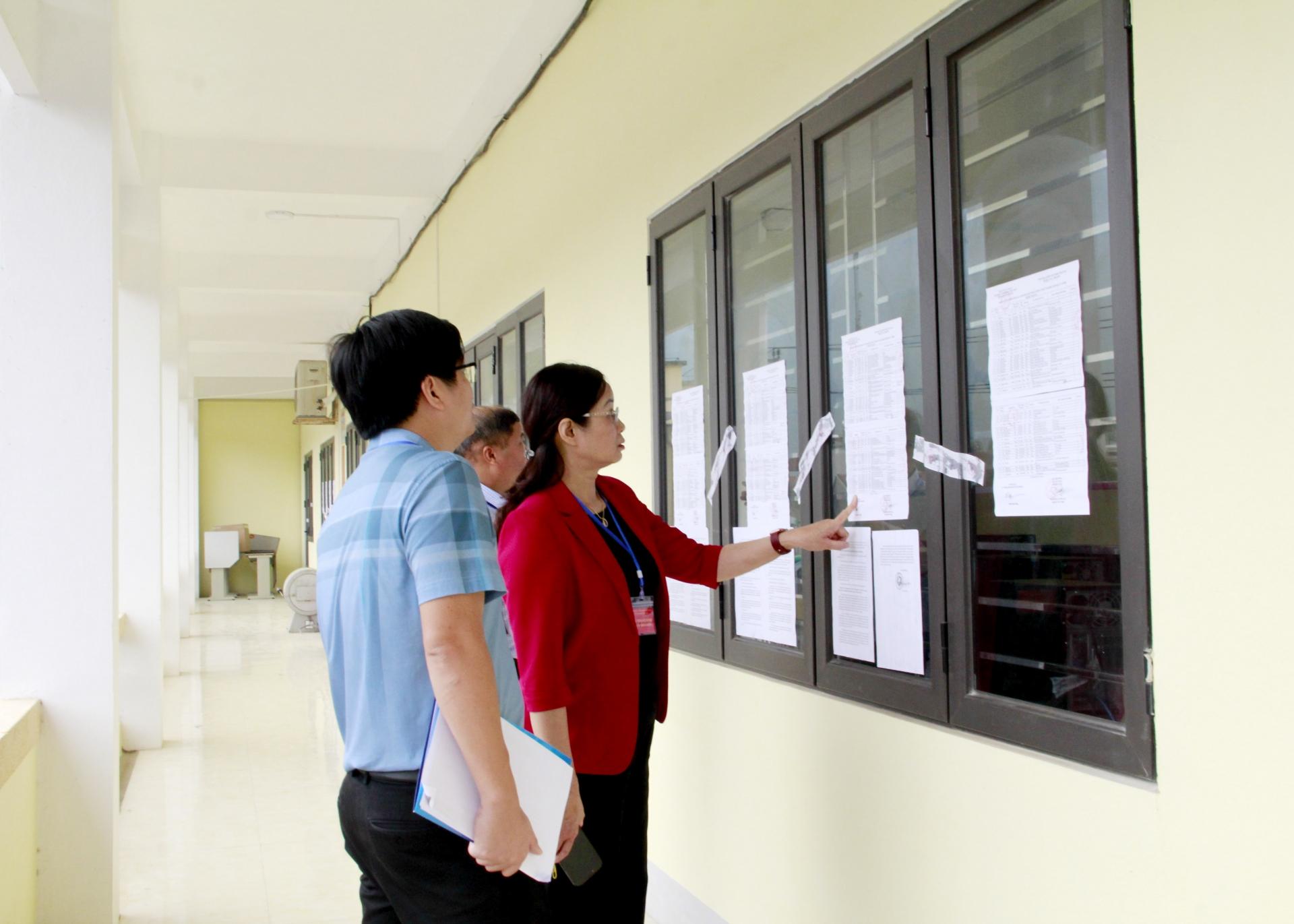 Phó Chủ tịch UBND tỉnh Hà Thị Minh Hạnh kiểm tra các phòng thi trước giờ thi.