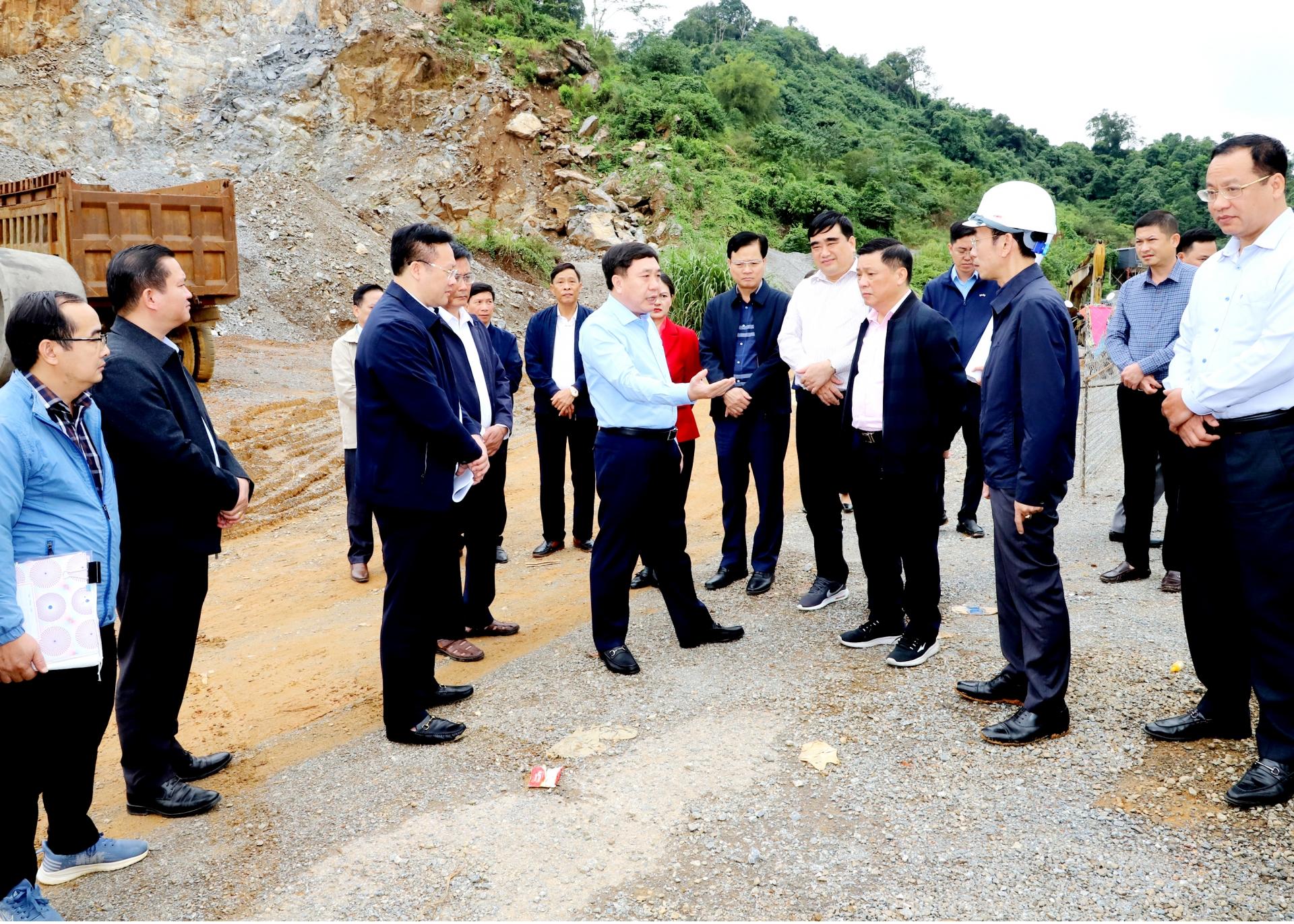 Quyền Bí thư Tỉnh ủy Nguyễn Mạnh Dũng kiểm tra thực địa tại các gói thầu xây lắp.