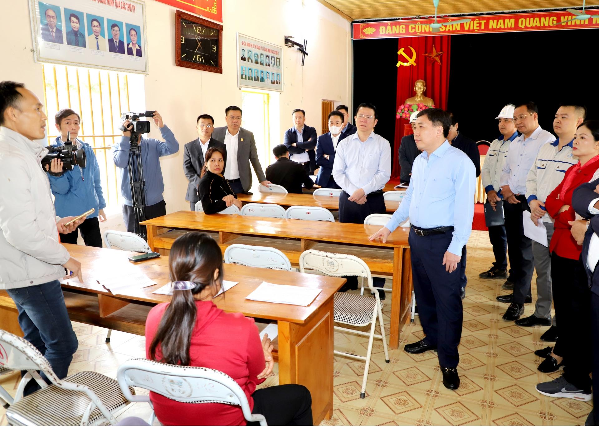 Quyền Bí thư Tỉnh ủy Nguyễn Mạnh Dũng thăm hỏi, trao đổi với người dân thôn Kiềm, xã Quang Minh.
