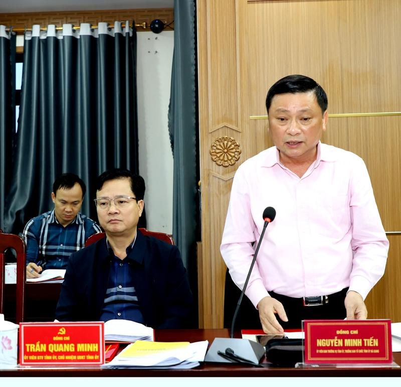 Trưởng Ban Tổ chức Tỉnh ủy Nguyễn Minh Tiến thảo luận, đóng góp ý kiến với huyện Bắc Quang về công tác tổ chức cán bộ.