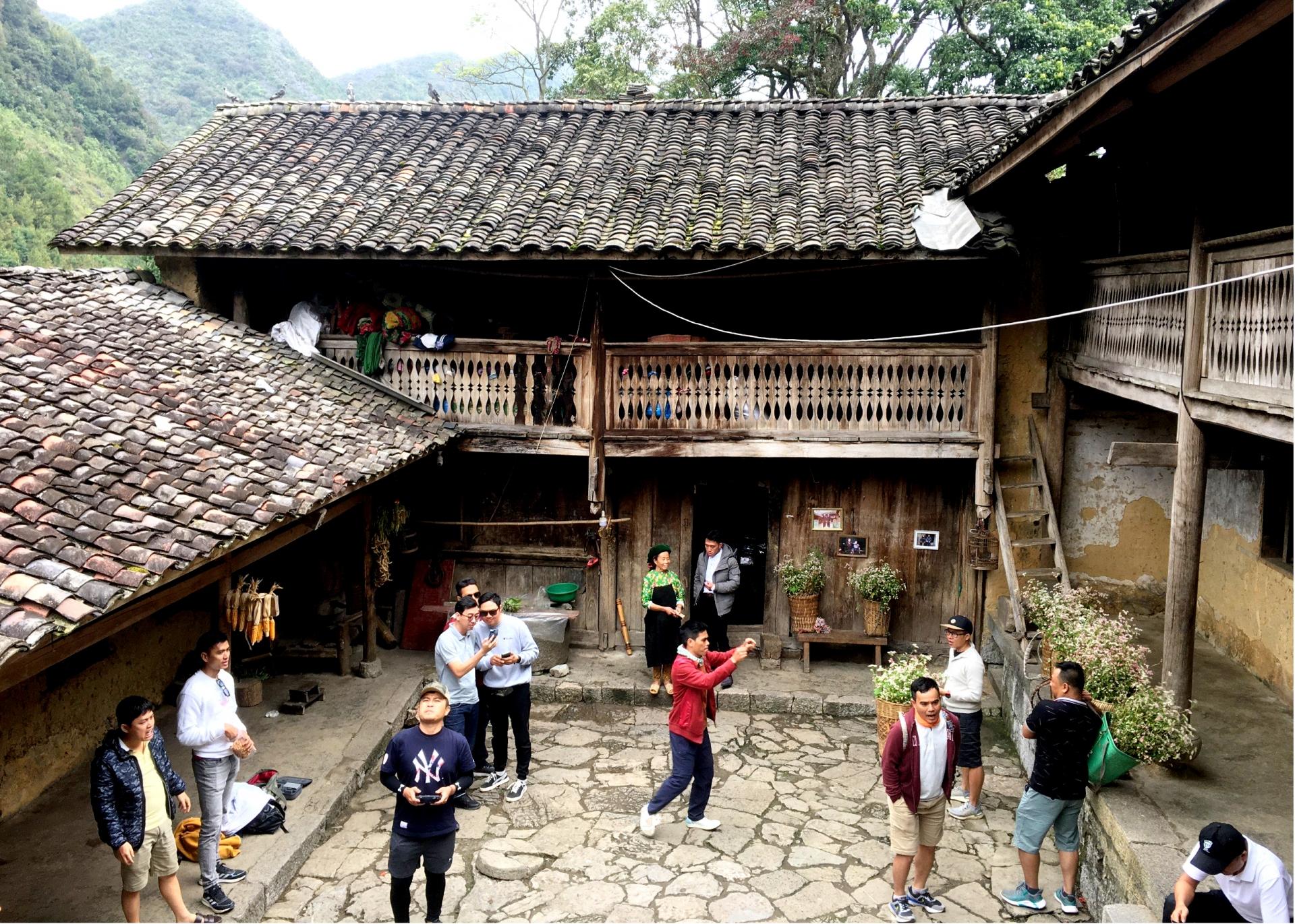 Du khách thăm nhà Pao ở xã Sủng Là, Đồng Văn.
