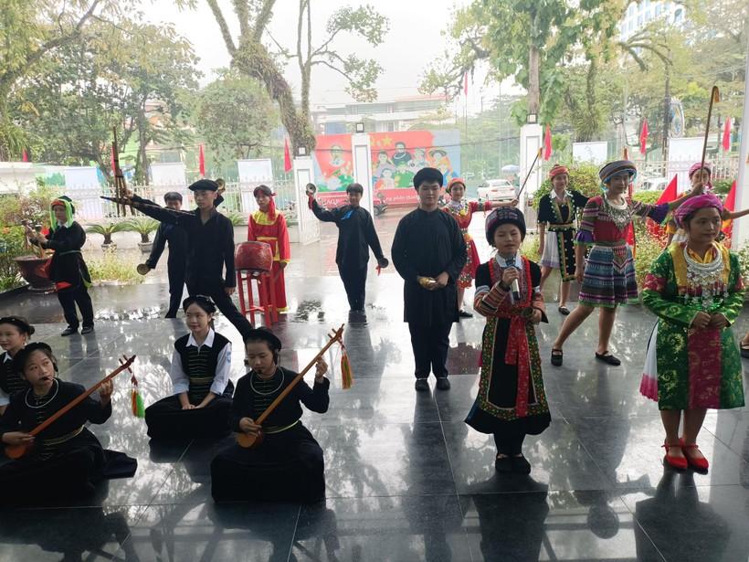 Học sinh các dân tộc tại Hà Giang tham dự Hội nghị.