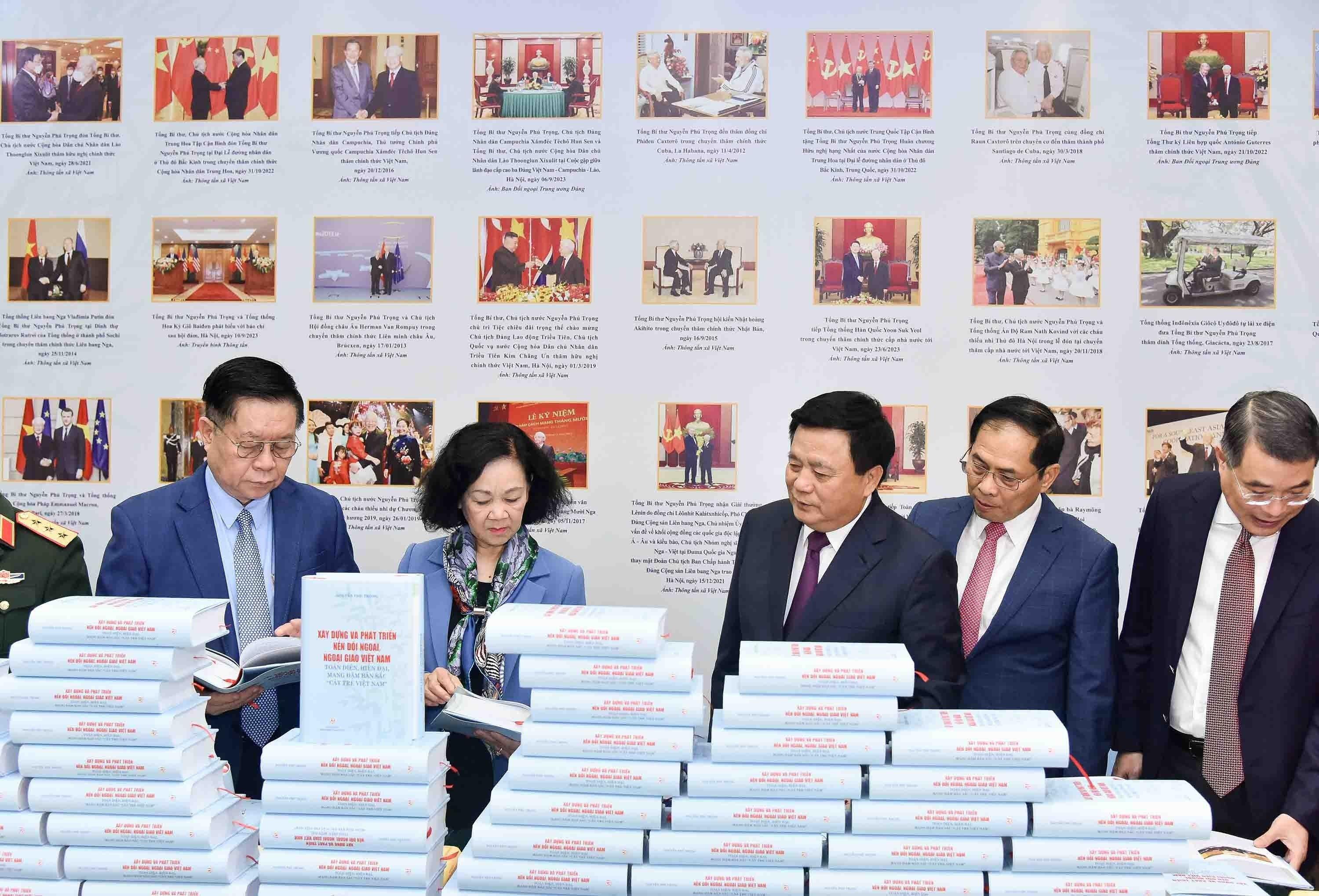 Thường trực Ban Bí thư Trương Thị Mai cùng các đại biểu xem sách. (Ảnh: TA)