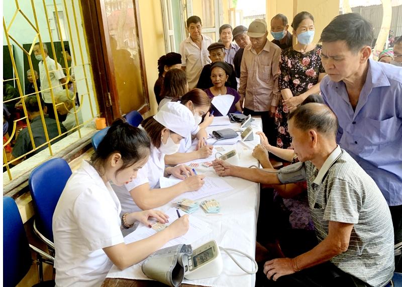 Đoàn thiện nguyện Sở Y tế thăm khám bệnh cho người cao tuổi tại thị trấn Yên Phú (Bắc Mê).