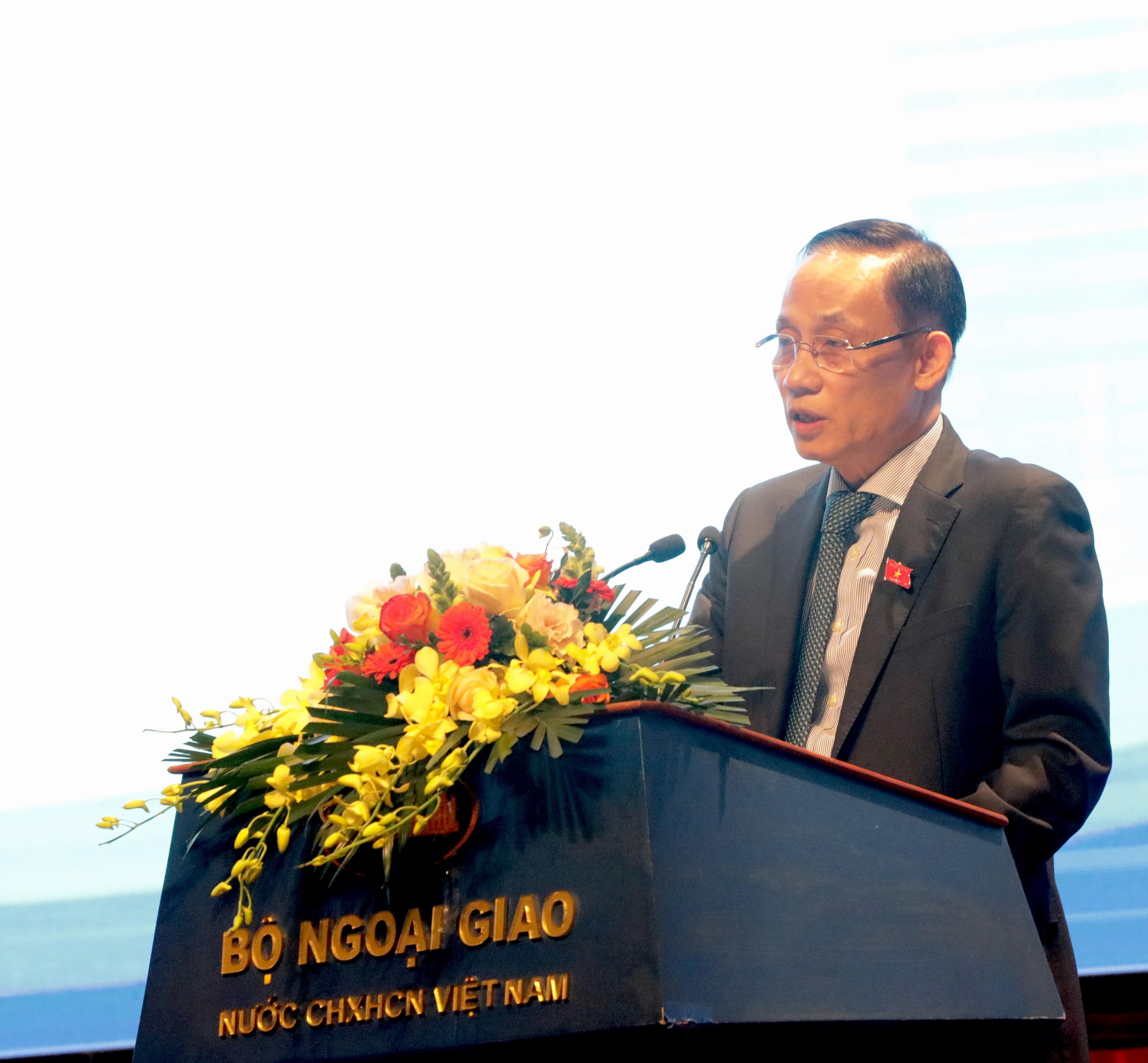 Đồng chí Lê Hoài Trung, Bí thư Trung ương Đảng, Trưởng ban Đối ngoại Trung ương phát biểu tại buổi ra mắt cuốn sách. (Ảnh: TA)