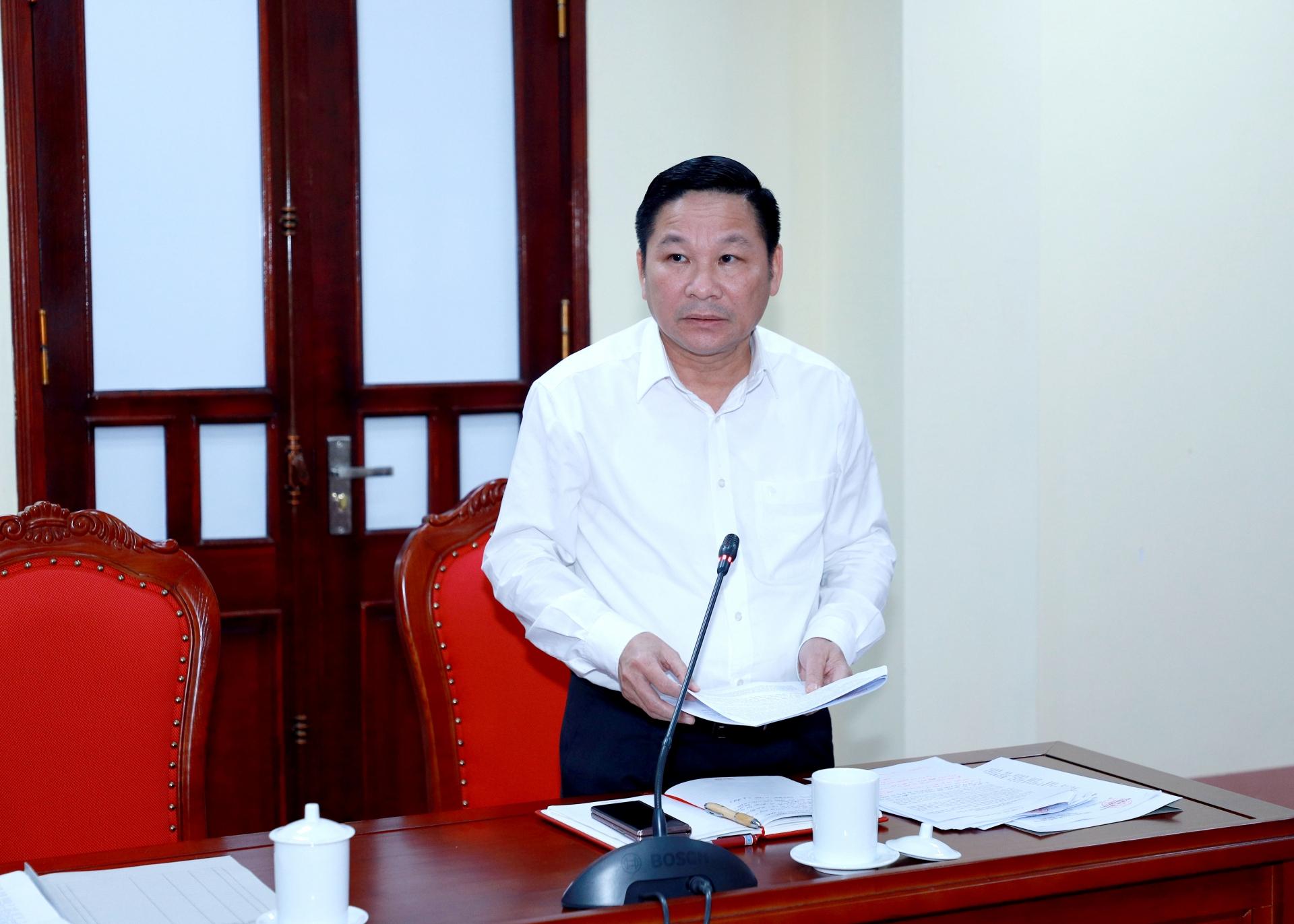 Phó Chủ tịch HĐND tỉnh Hoàng Văn Vịnh phát biểu tại phiên họp.