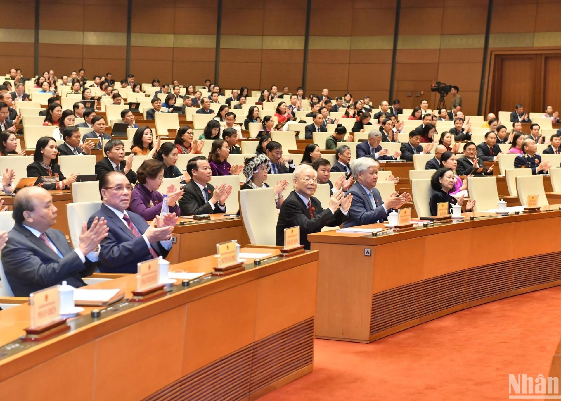 Các đồng chí lãnh đạo, nguyên lãnh đạo Đảng, Nhà nước và các đại biểu Quốc hội dự phiên bế mạc. (Ảnh: ĐĂNG KHOA)