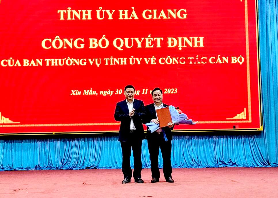 Phó Chủ tịch Thường trực UBND tỉnh Hoàng Gia Long tặng hoa và trao quyết định cho đồng chí Phạm Duy Hiền.