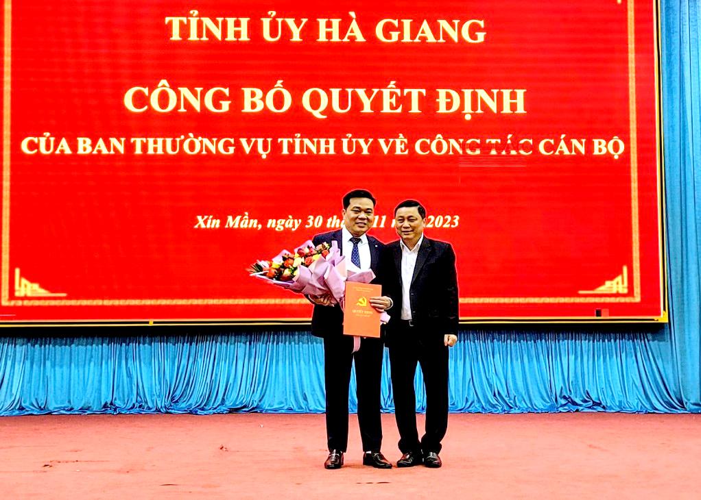 Trưởng Ban Tổ chức Tỉnh ủy Nguyễn Minh Tiến trao Quyết định của BTV Tỉnh ủy cho đồng chí Nguyễn Tiến Hùng.