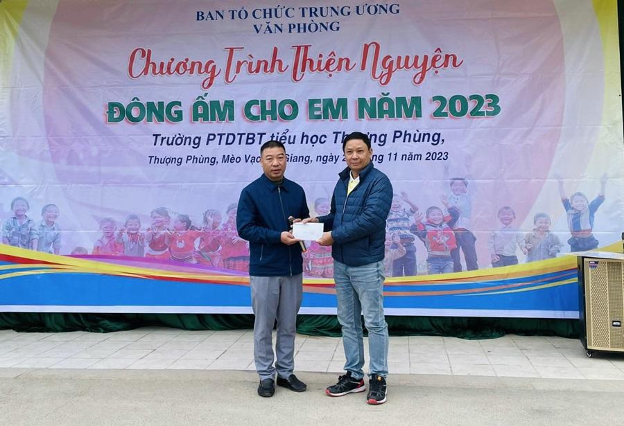 Đồng chí Lê Ngọc Hoan, Phó Chánh Văn phòng Ban Tổ chức Trung ương trao tặng quà cho Trường PTDTBT Tiểu học Thượng Phùng.