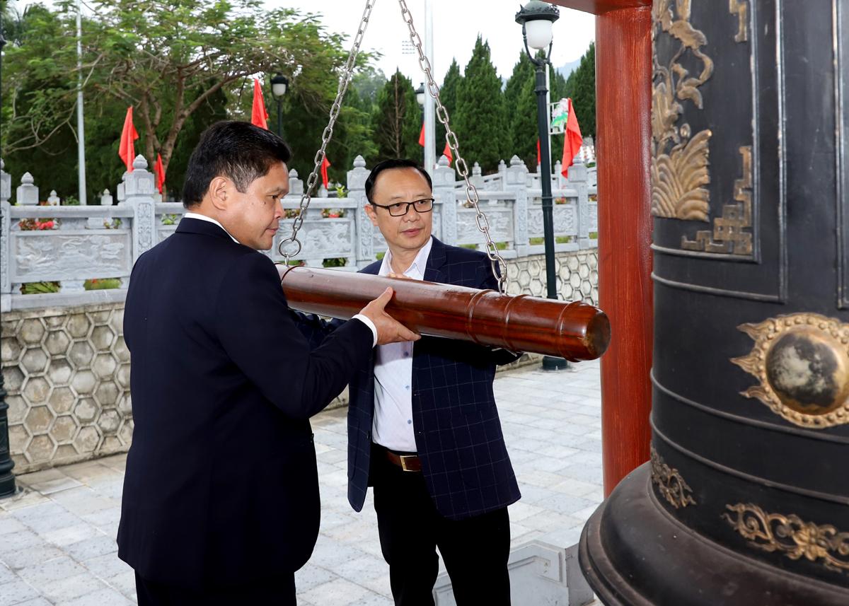 Chủ tịch HĐND tỉnh Thào Hồng Sơn và Chủ tịch Ủy ban MTTQ tỉnh Vàng Seo Cón thỉnh chuông tại Đền thờ các Anh hùng, liệt sỹ.