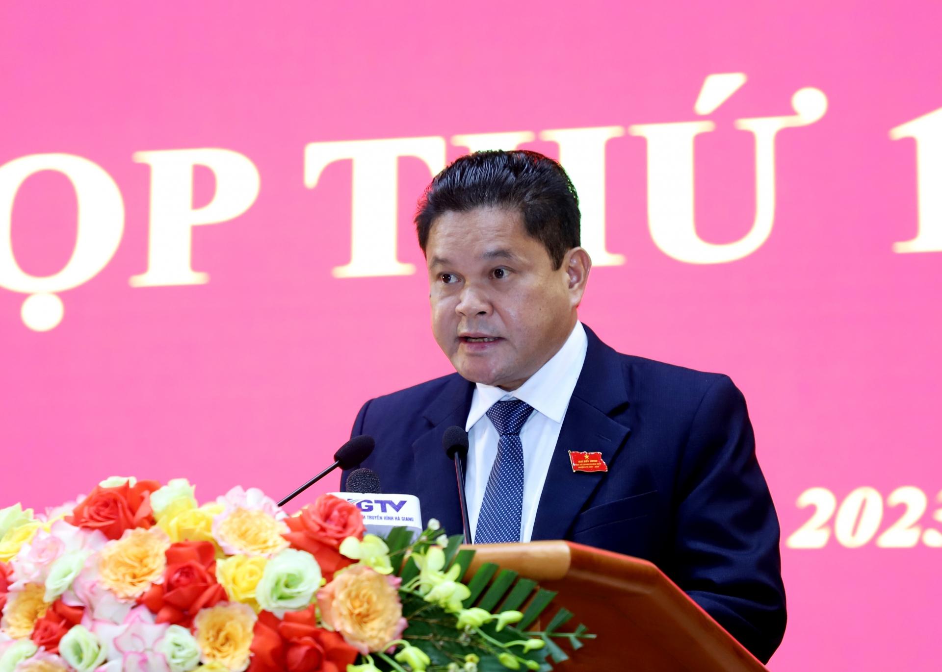 Chủ tịch Ủy ban MTTQ tỉnh Vàng Seo Cón thông báo về công tác tham gia xây dựng chính quyền năm 2023 và tổng hợp ý kiến, kiến nghị của cử tri gửi đến Kỳ họp 14 HĐND tỉnh.
