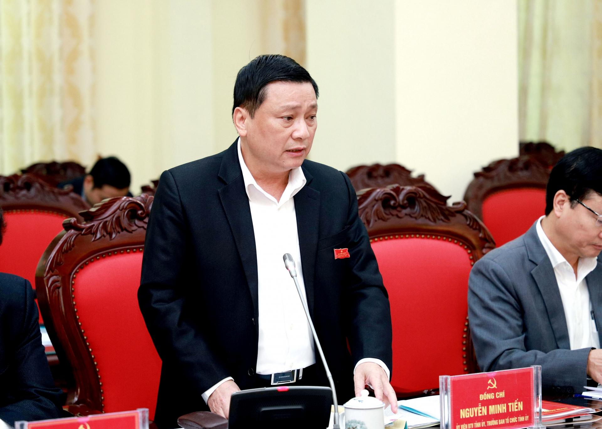 Trưởng Ban Tổ chức Tỉnh ủy Nguyễn Minh Tiến thảo luận tại buổi làm việc.