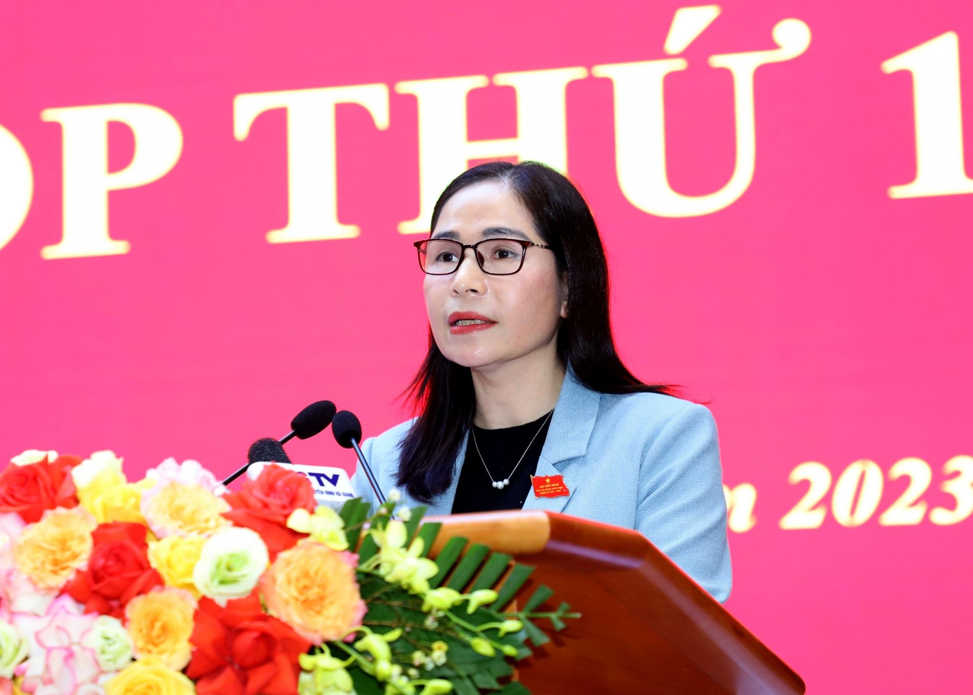 Trưởng Ban Kinh tế - Ngân sách HĐND tỉnh Phạm Thị Hồng Yên báo cáo thẩm tra đối với các văn bản trình kỳ họp thuộc lĩnh vực kinh tế - ngân sách.