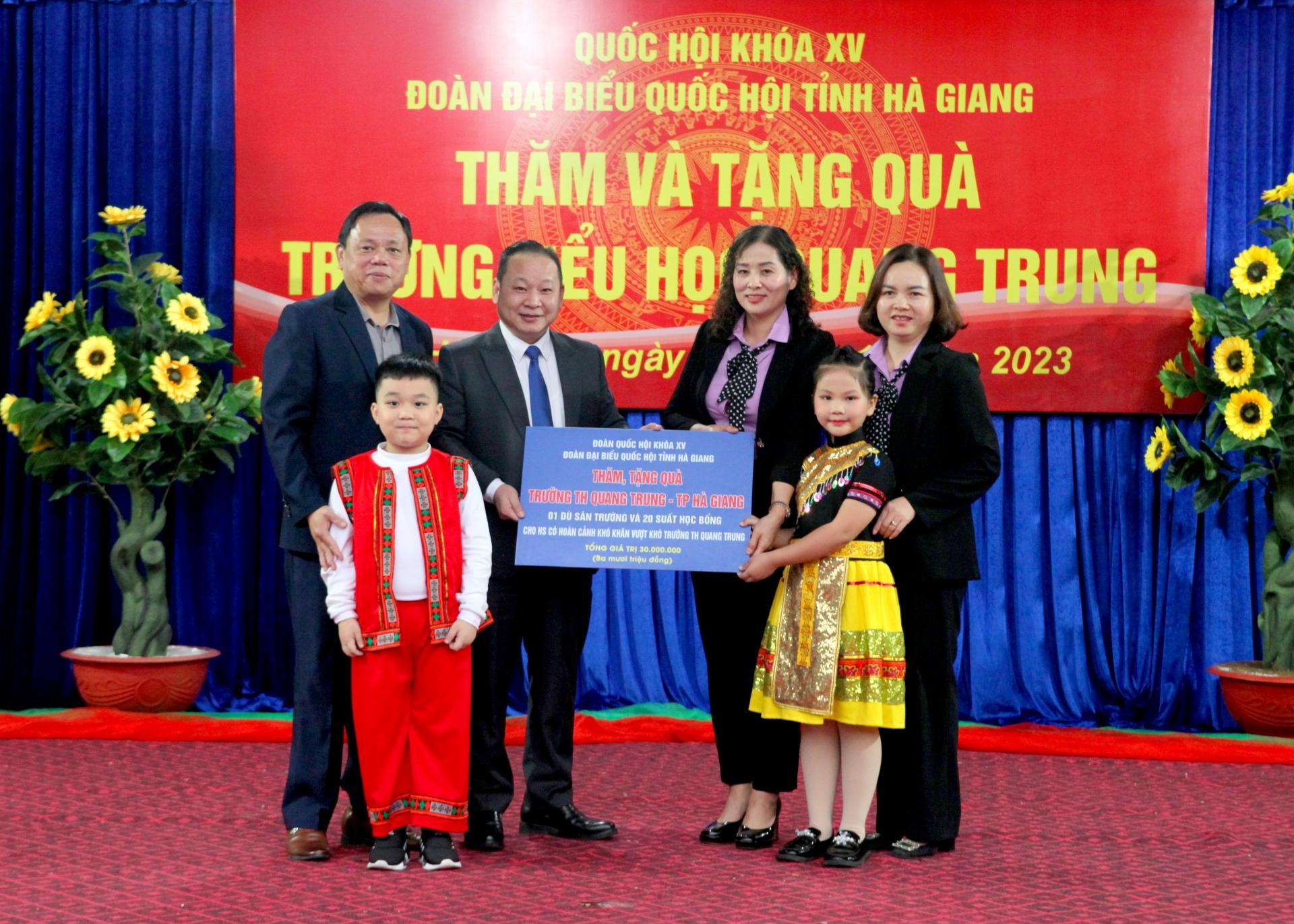 Tập thể Trường Tiểu học Quang Trung nhận quà của Đoàn đại biểu Quốc hội khóa XV đơn vị tỉnh Hà Giang