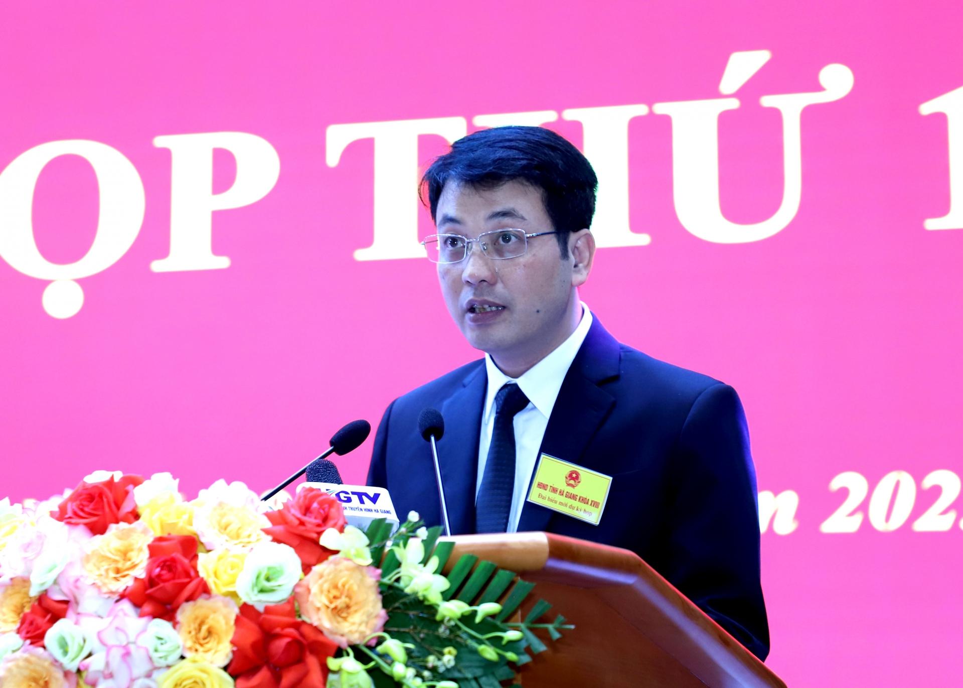 Giám đốc Sở Tư pháp Trương Huy Huân trình bày tờ trình quy định phí đăng ký biện pháp bảo đảm bằng quyền sử dụng đất, tài sản gắn liền với đất.