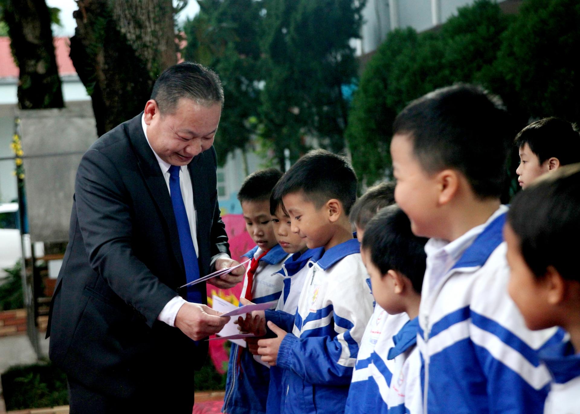 Thay mặt Đoàn đại biểu Quốc hội khóa XV đơn vị tỉnh Hà Giang, đồng chí Tráng A Dương tặng quà cho các học sinh khó khăn vượt khó trong học tập.