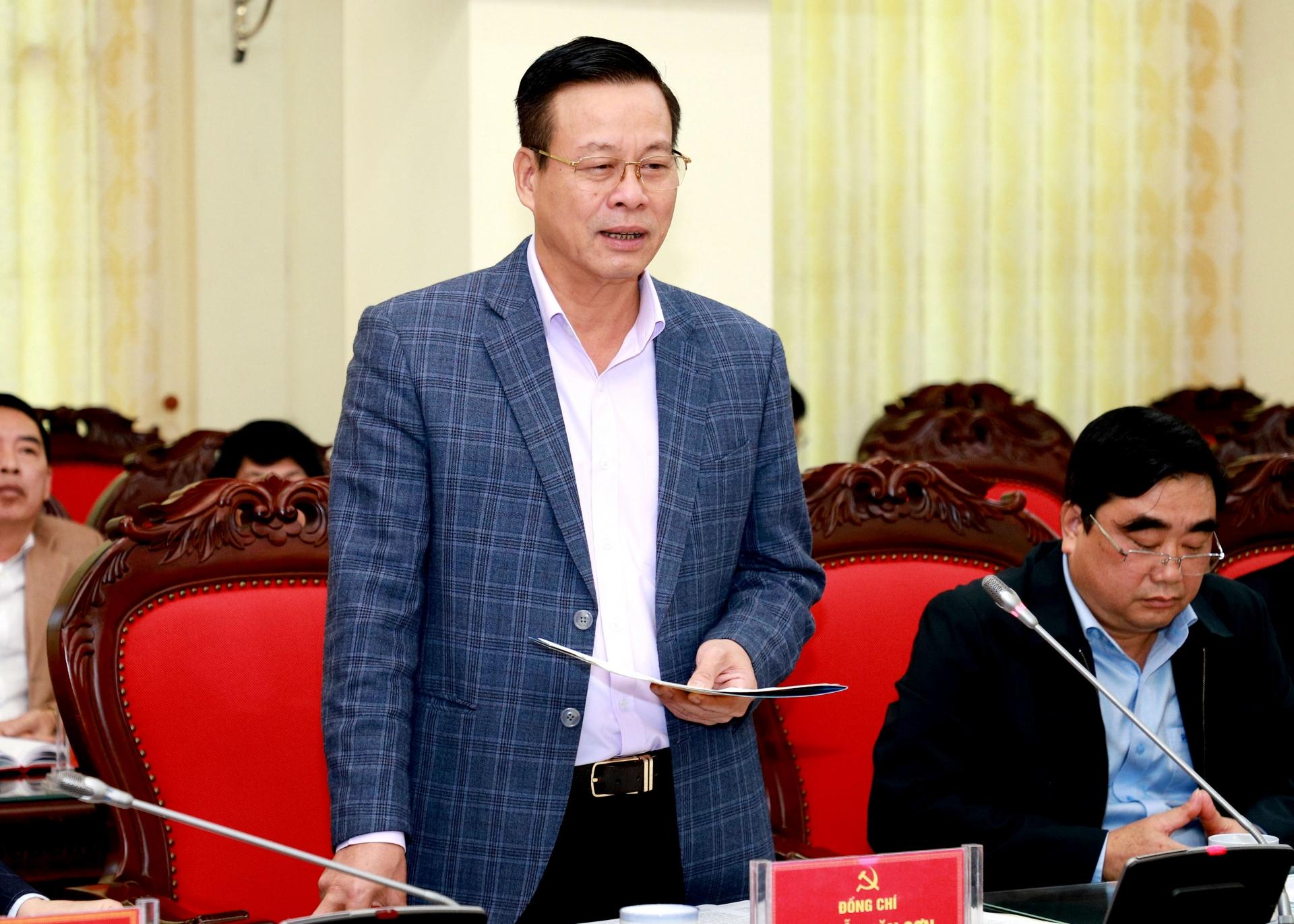 Phó Bí thư Tỉnh ủy, Chủ tịch UBND tỉnh Nguyễn Văn Sơn thảo luận tại buổi làm việc.