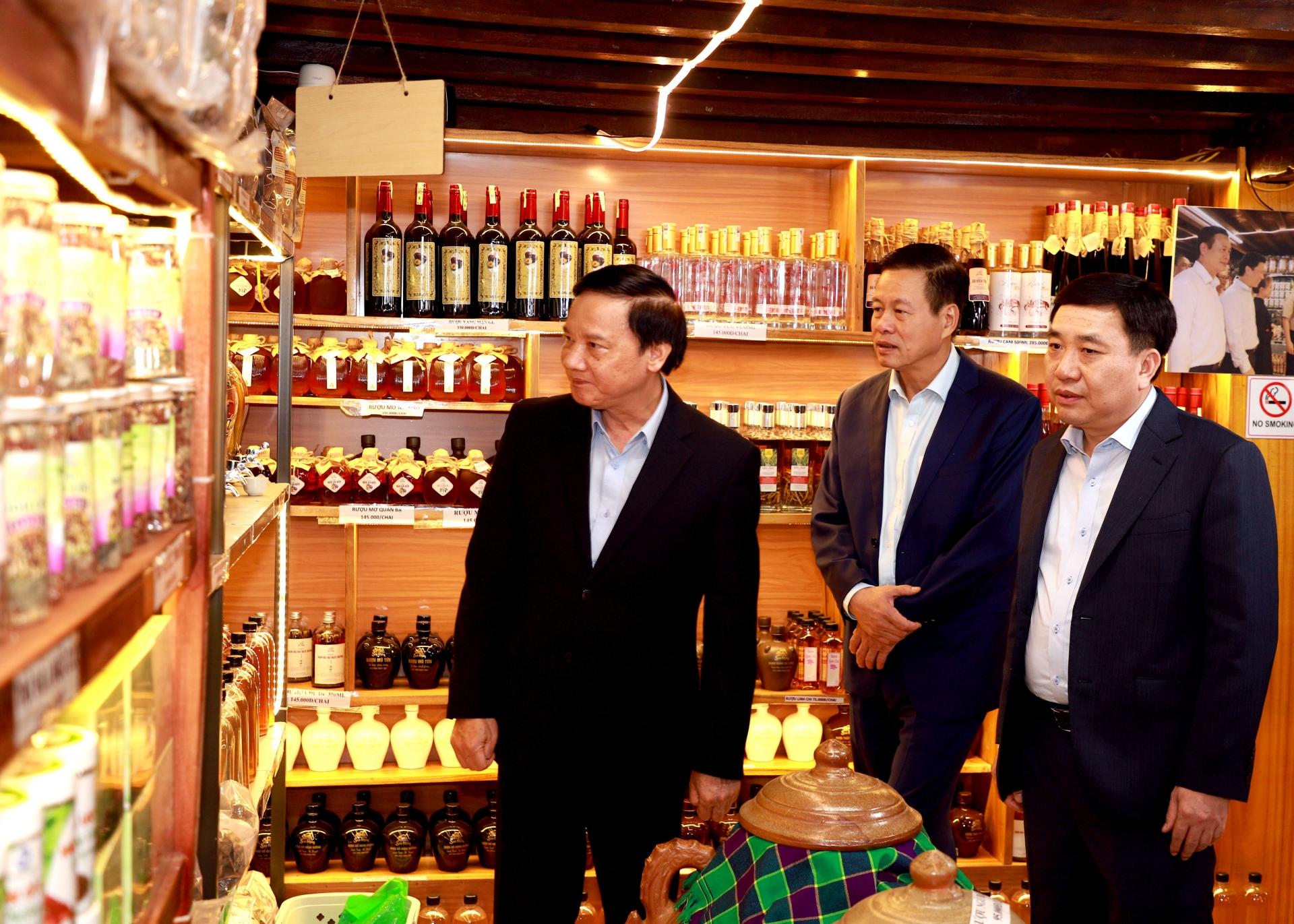 Phó Chủ tịch Quốc hội Nguyễn Khắc Định cùng các đồng chí lãnh đạo tỉnh tham quan gian trưng bày các sản phẩm đặc trưng của huyện Bắc Quang.