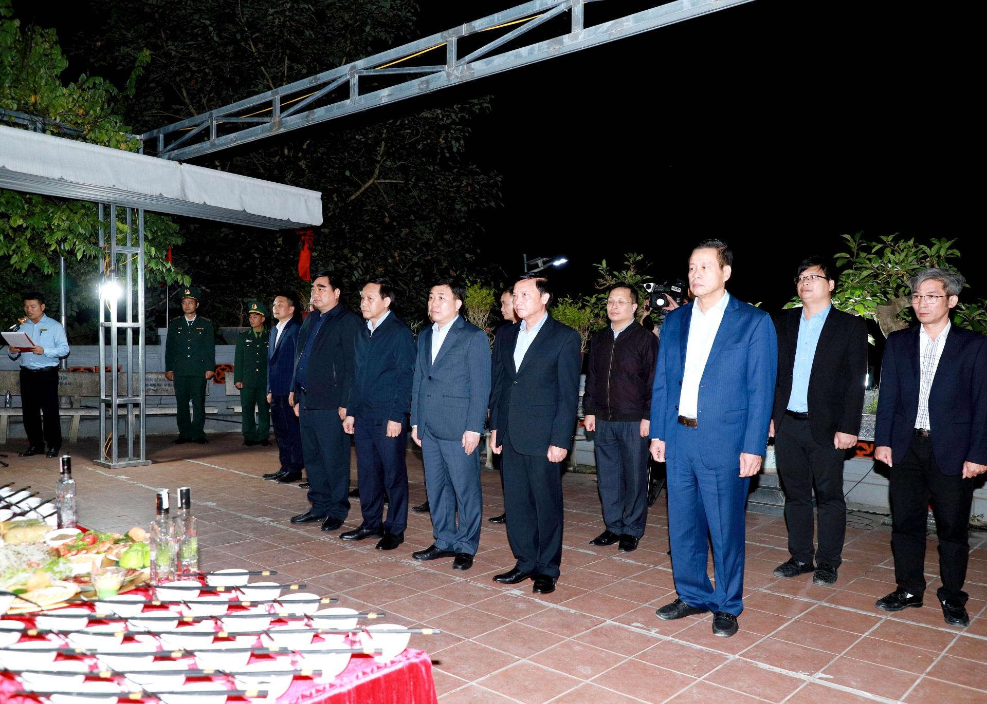 Phó Chủ tịch Quốc hội Nguyễn Khắc Định cùng các đồng chí lãnh đạo tỉnh thắp hương tưởng nhớ các AHLS tại Đền thờ các AHLS trên Điểm cao 468.