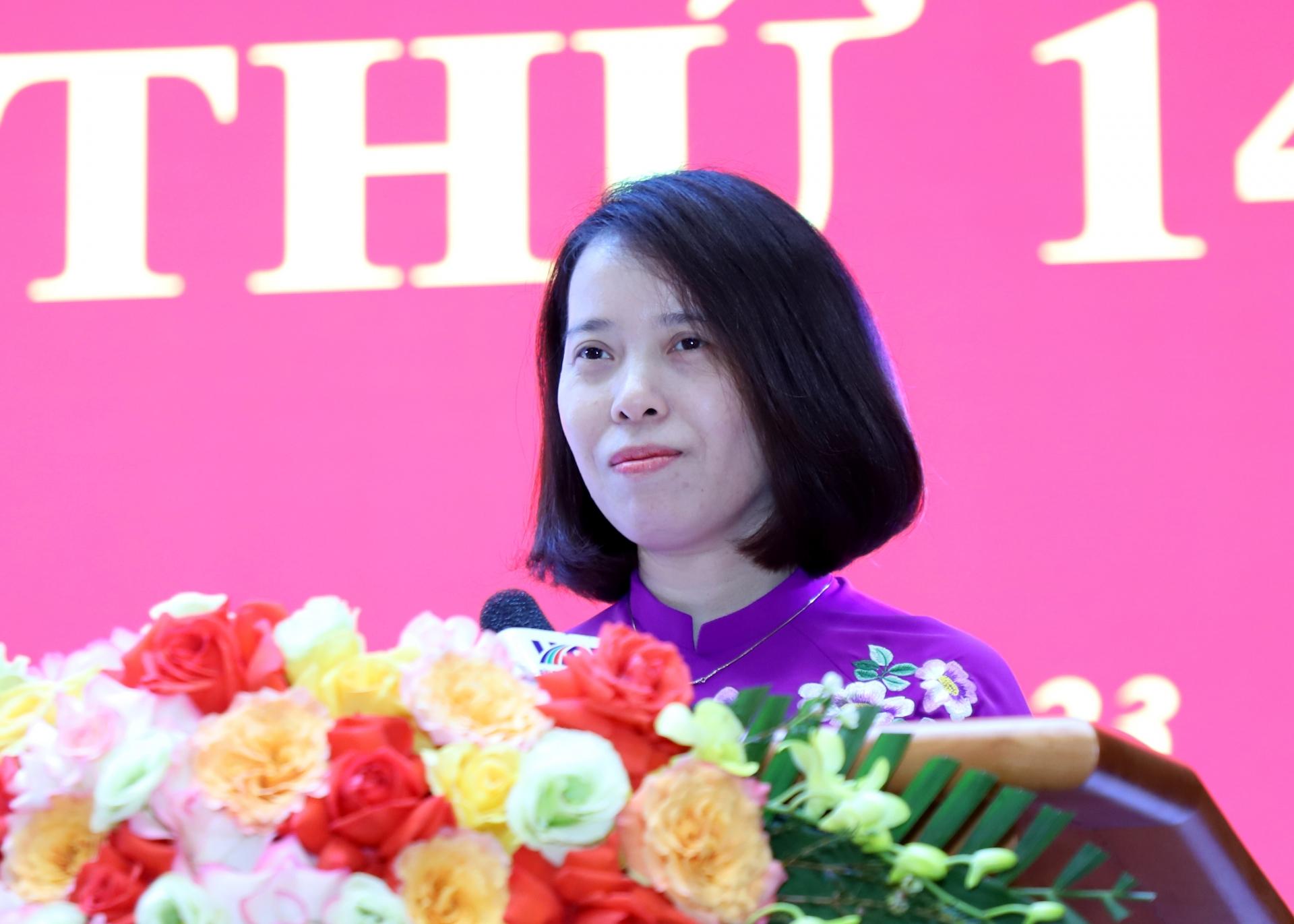 Trưởng Ban Pháp chế HĐND tỉnh Nguyễn Thị Thanh Thủy báo cáo thẩm tra đối với các văn bản thuộc lĩnh vực pháp chế.