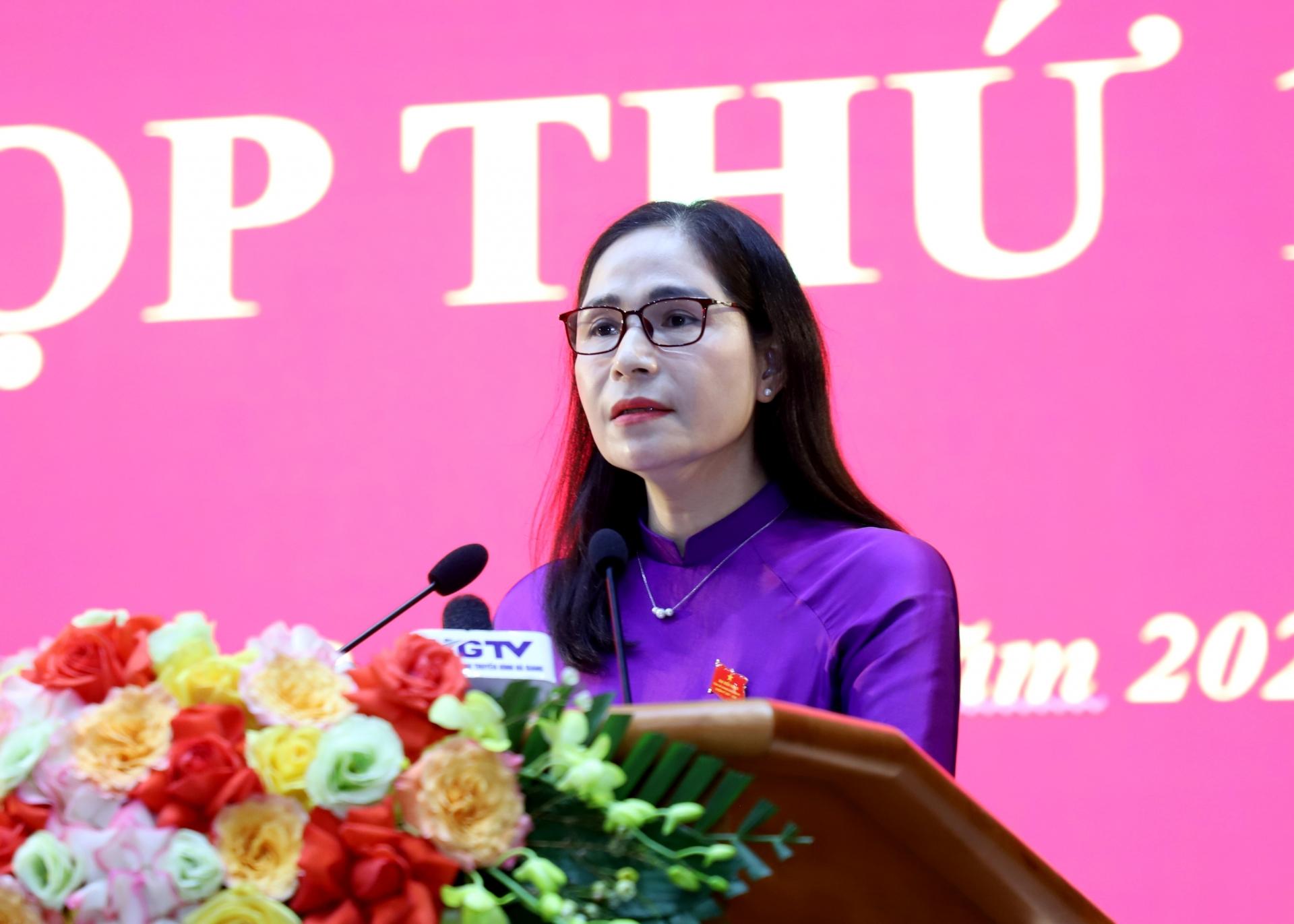 Trưởng Ban Kinh tế - Ngân sách HĐND tỉnh Phạm Thị Hồng Yên báo cáo thẩm tra kết quả thực hiện kế hoạch phát triển KT - XH năm 2023; nhiệm vụ trọng tâm năm 2024.