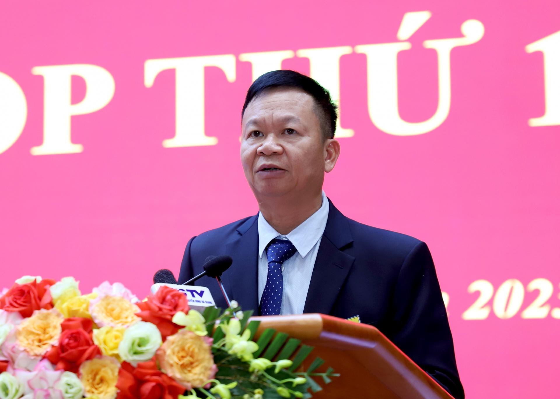 Giám đốc Sở Tài chính Nguyễn Ngọc Thanh trình bày các tờ trình của UBND tỉnh về lĩnh vực sử dụng ngân sách.