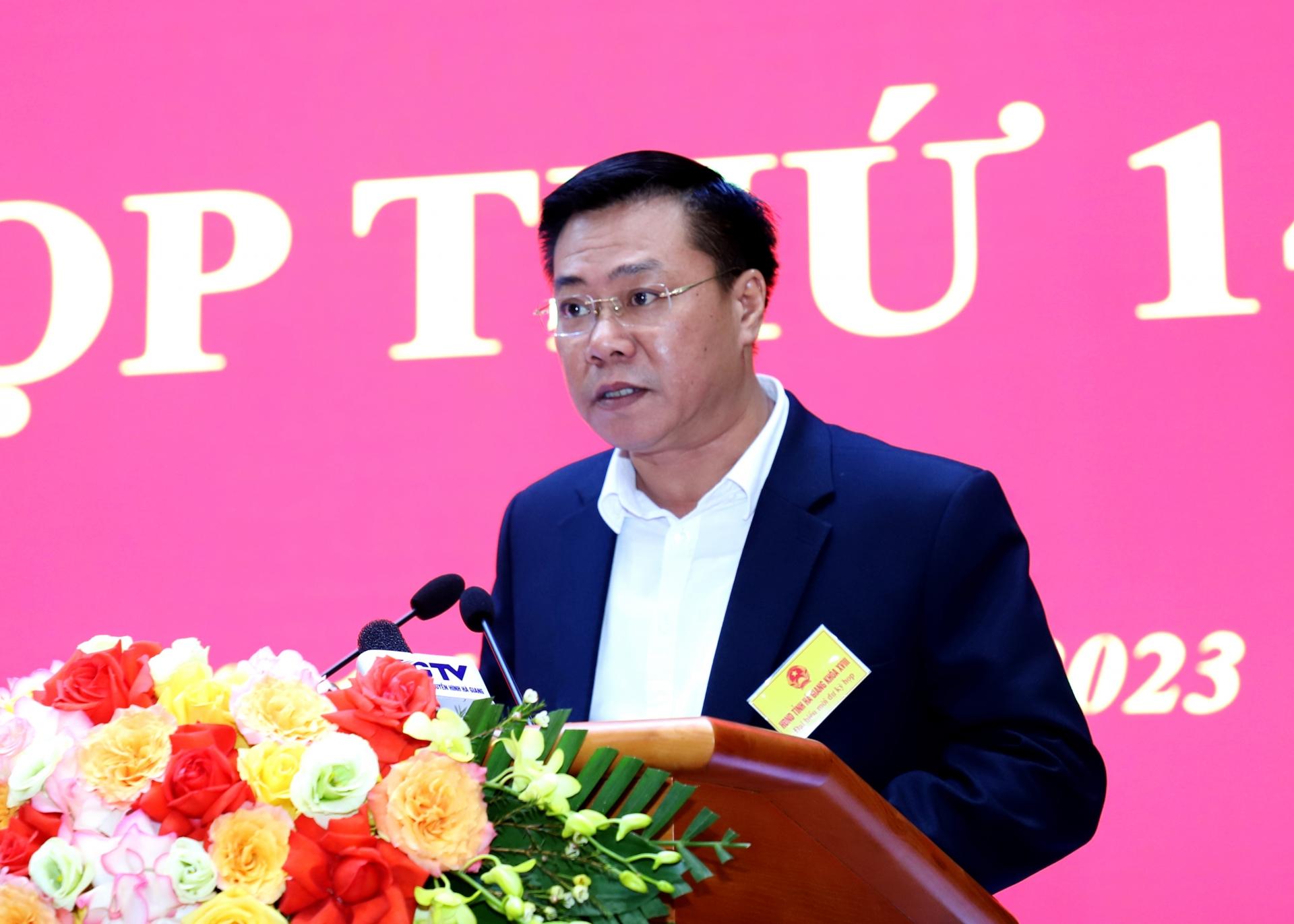 Giám đốc Sở Xây dựng Nguyễn Tiến Dũng trình bày tờ trình về các đồ án quy hoạch.