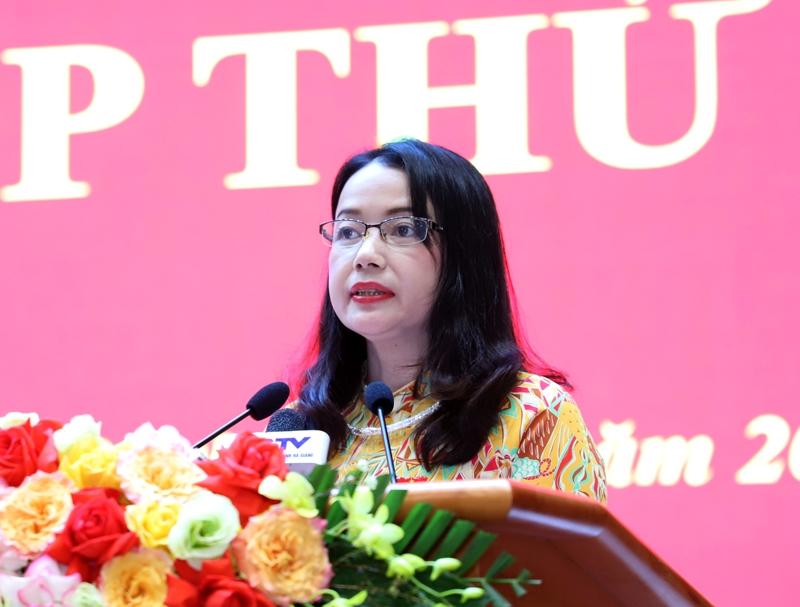 Trưởng Ban Dân tộc HĐND tỉnh Hùng Thị Giang báo cáo kết quả giám sát việc giải quyết ý kiến, kiến nghị của cử tri trước và sau kỳ họp thứ 12 HĐND tỉnh.