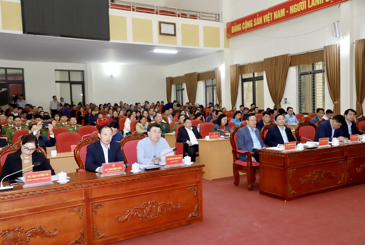 Quyền Bí thư Tỉnh ủy Nguyễn Mạnh Dũng cùng các đại biểu dự buổi tiếp xúc