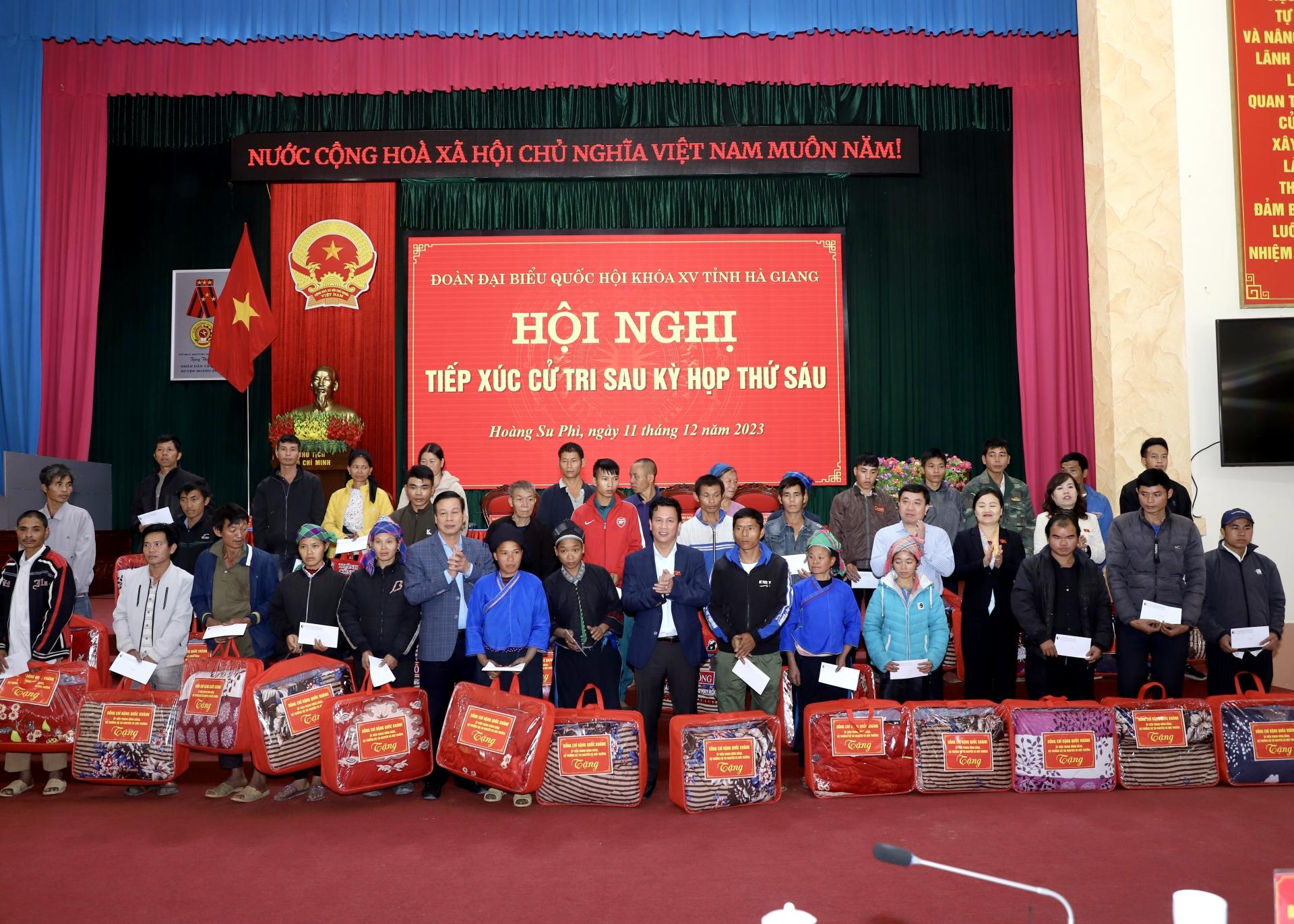 Bộ trưởng Đặng Quốc Khánh cùng các đồng chí lãnh đạo tỉnh và Đoàn ĐBQH khóa XV đơn vị tỉnh Hà Giang tặng quà các gia đình chính sách