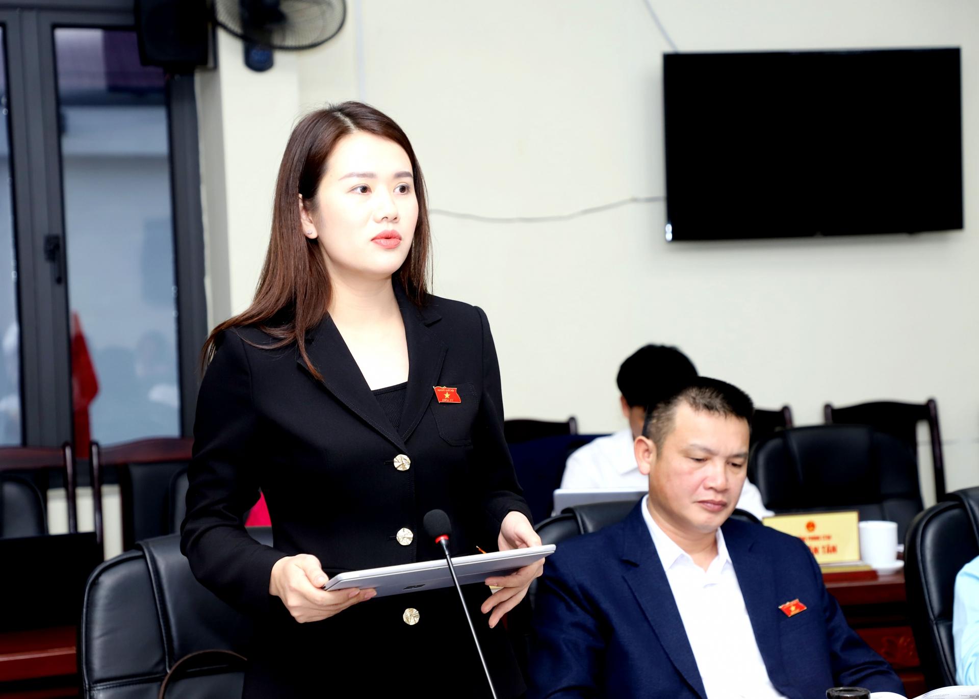 Đại biểu Vương Thị Hương góp ý vào một số nội dung