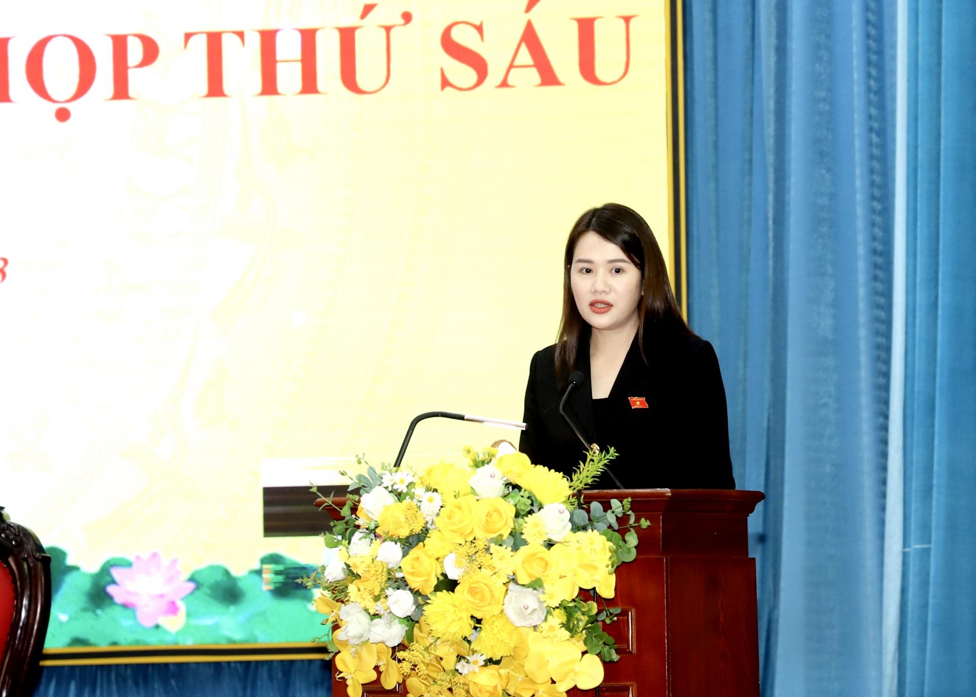 Đại biểu Vương Thị Hương báo cáo kết quả Kỳ họp thứ 6 và hoạt động của Đoàn ĐBQH tại kỳ họp tới cử tri.