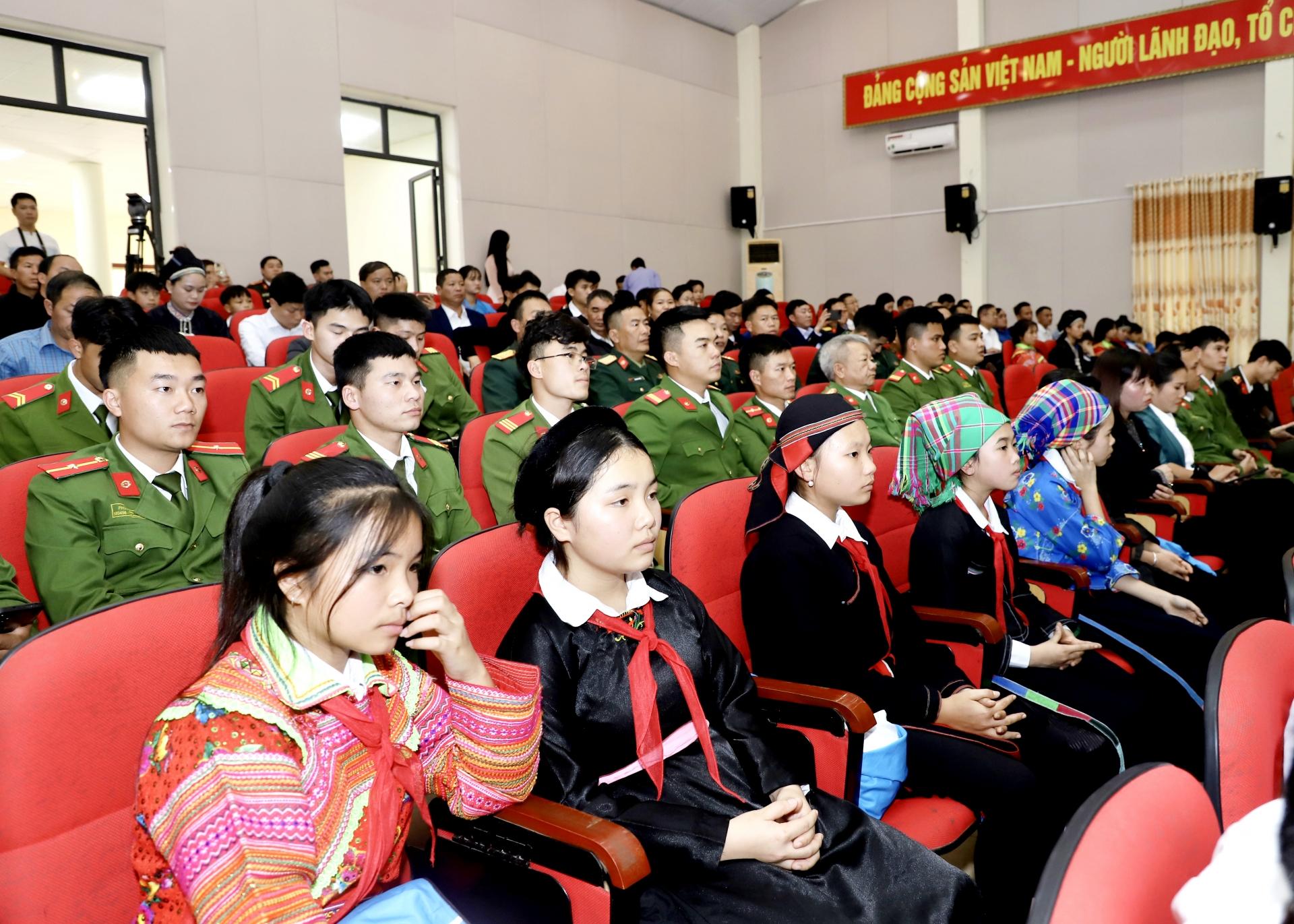 Các em học sinh của huyện Xín Mần tại buổi tiếp xúc
