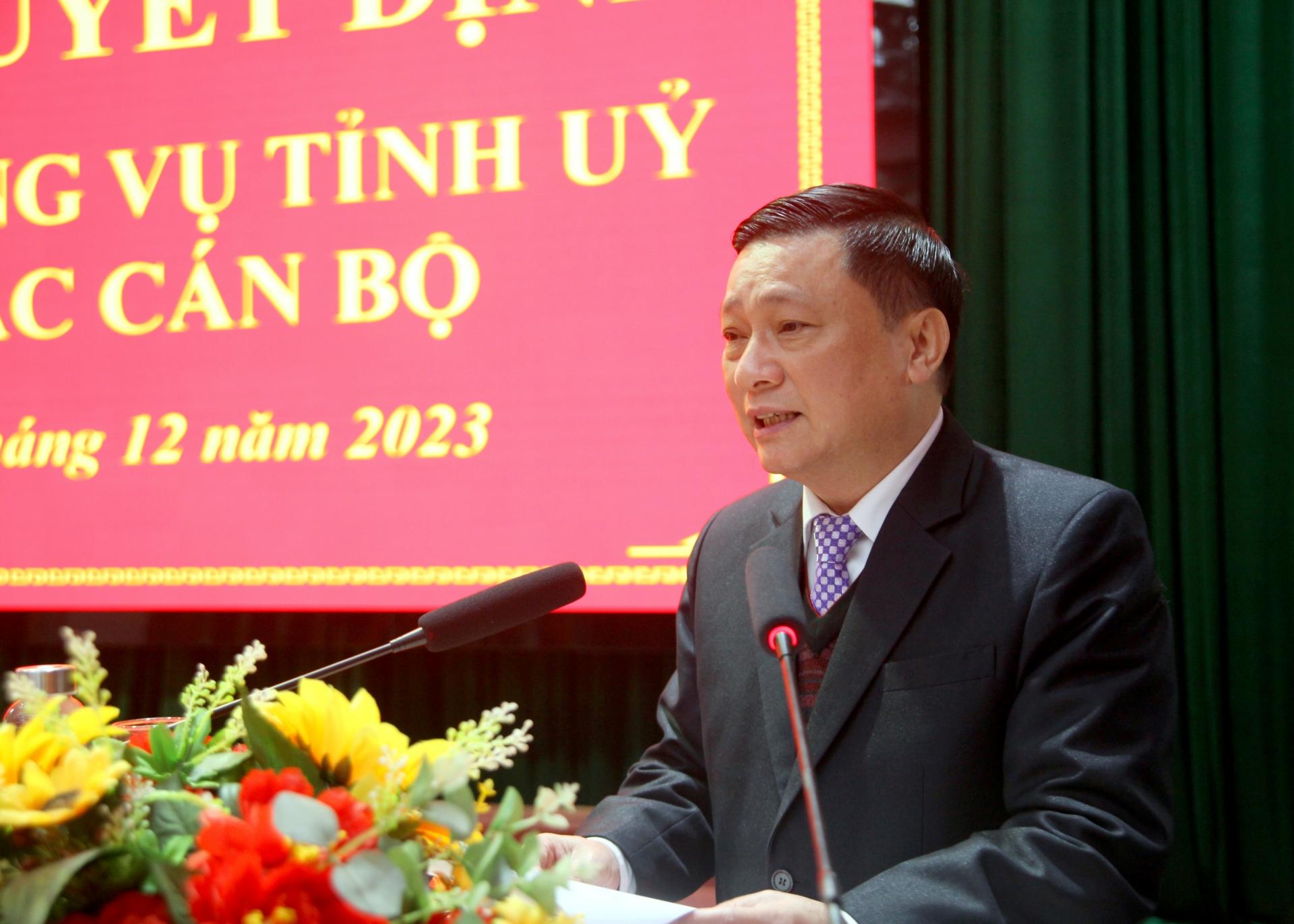 Trưởng Ban Tổ chức Tỉnh ủy Nguyễn Minh Tiến phát biểu giao nhiệm vụ cho đồng chí Hoàng Anh Tuấn.