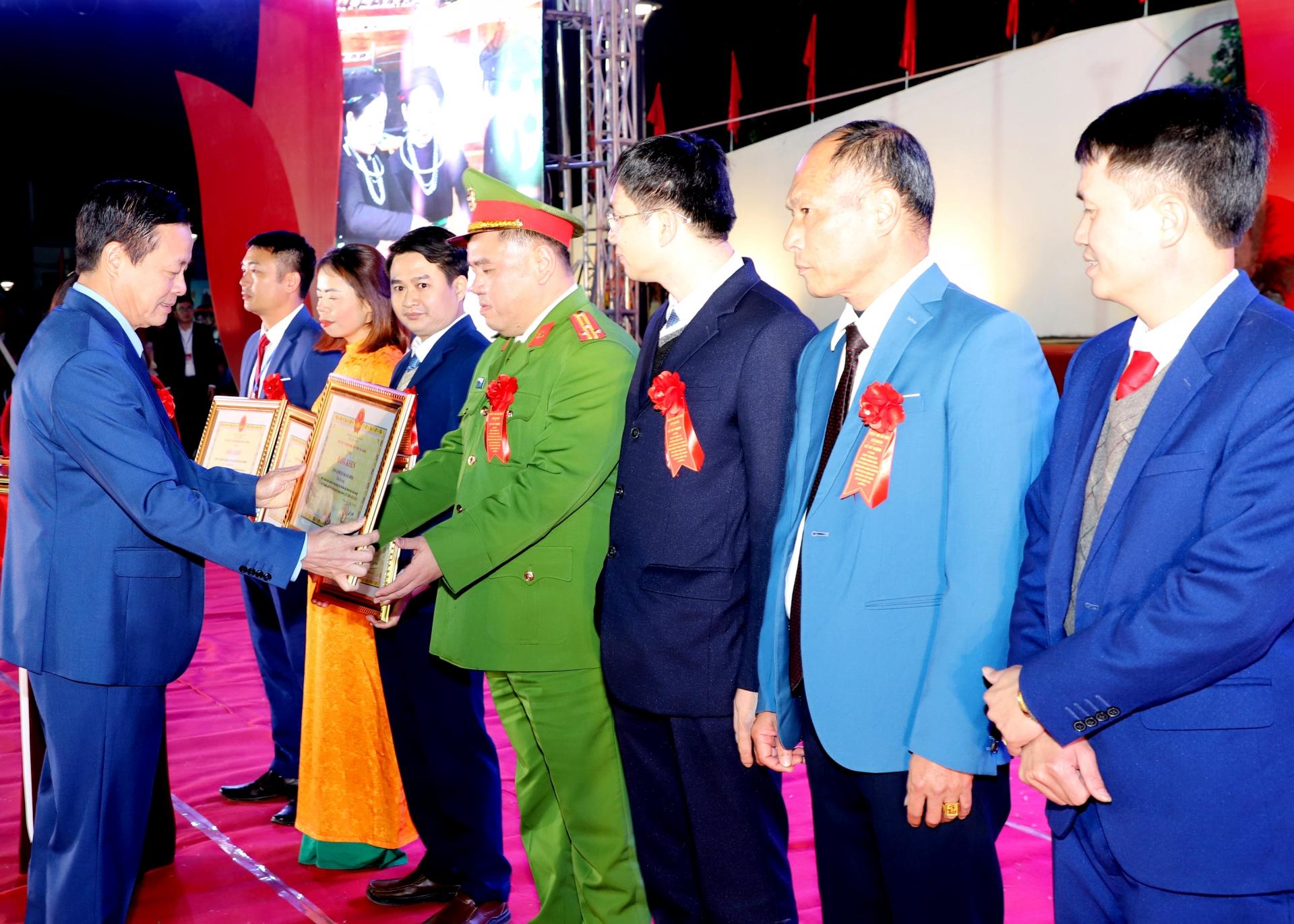 Chủ tịch UBND tỉnh Nguyễn Văn Sơn tặng Bằng khen cho các tập thể có thành tích xuất sắc trong sự nghiệp xây dựng và phát triển huyện Quang Bình