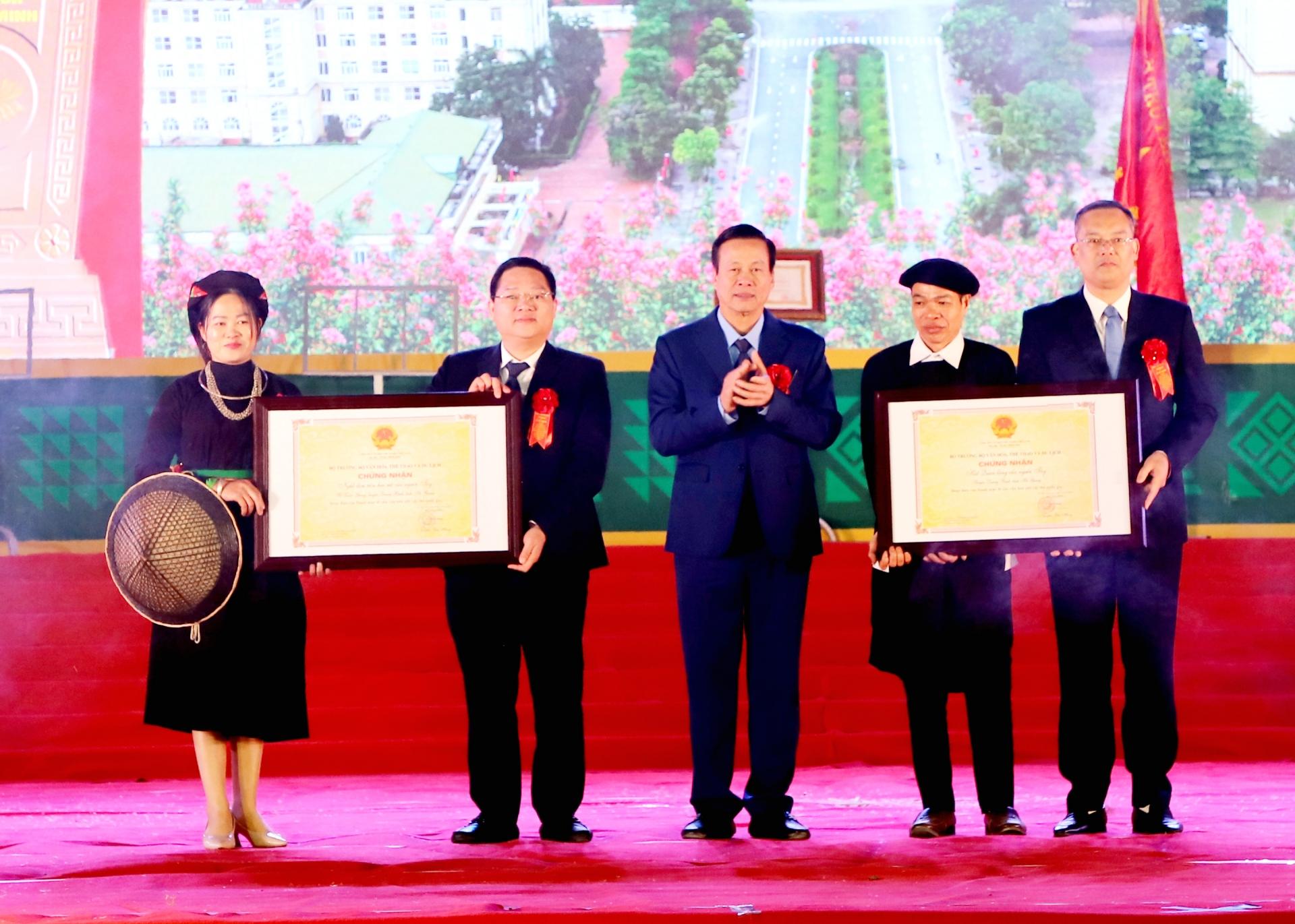 Chủ tịch UBND tỉnh Nguyễn Văn Sơn trao Quyết định công nhận Bằng xếp hạng di sản Quốc gia “Di sản Nón lá hai mê và Hát quan làng của người Tày” cho huyện Quang Bình.