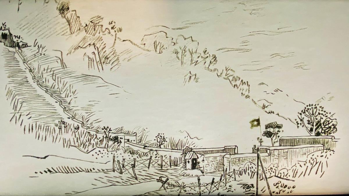 Cổng thành vào thị xã Hà Giang qua tranh vẽ về những năm tháng đầu sau khi thị xã được giải phóng với hình ảnh cờ đỏ sao vàng tung bay.
