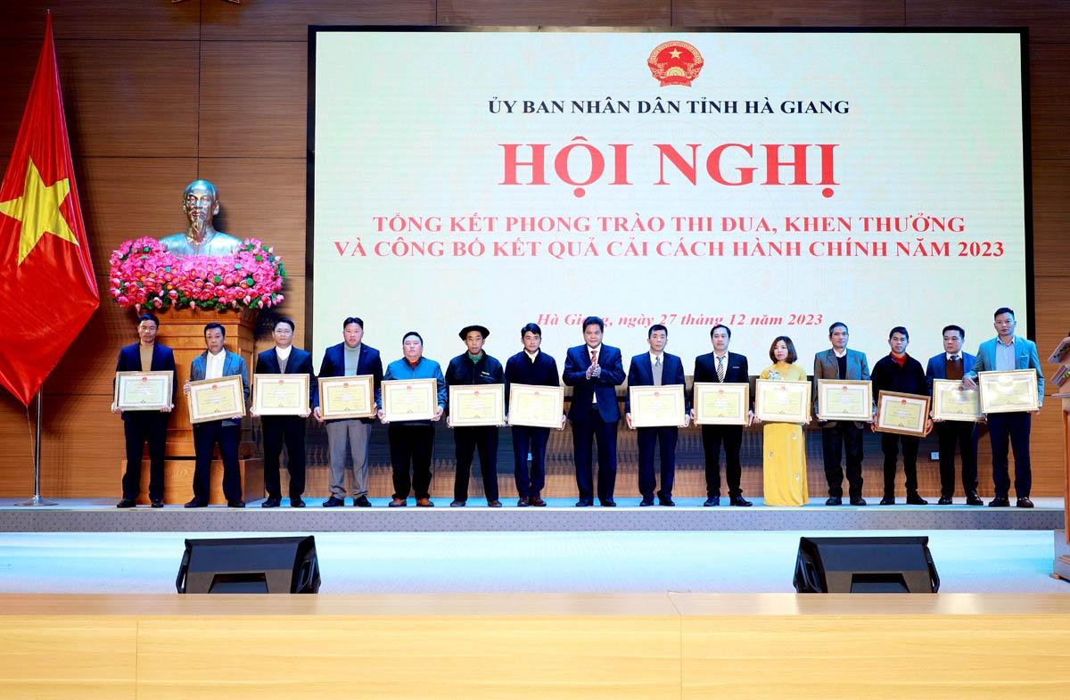 Chủ tịch Ủy ban MTTQ Việt Nam tỉnh Hà Giang Vàng Seo Cón trao Bằng khen của Chủ tịch UBND tỉnh cho tập thể thuộc khối các huyện, thành phố có thành tích xuất sắc trong phong trào thi đua yêu nước năm 2023.