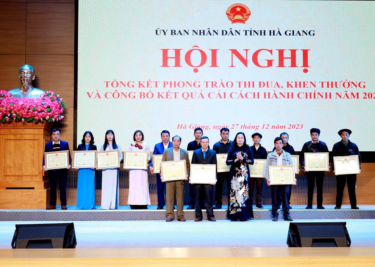 Phó Chủ tịch UBND tỉnh Hà Thị Minh Hạnh trao Bằng khen của Chủ tịch UBND tỉnh cho các cá nhân thuộc khối thi đua các huyện, thành phố.