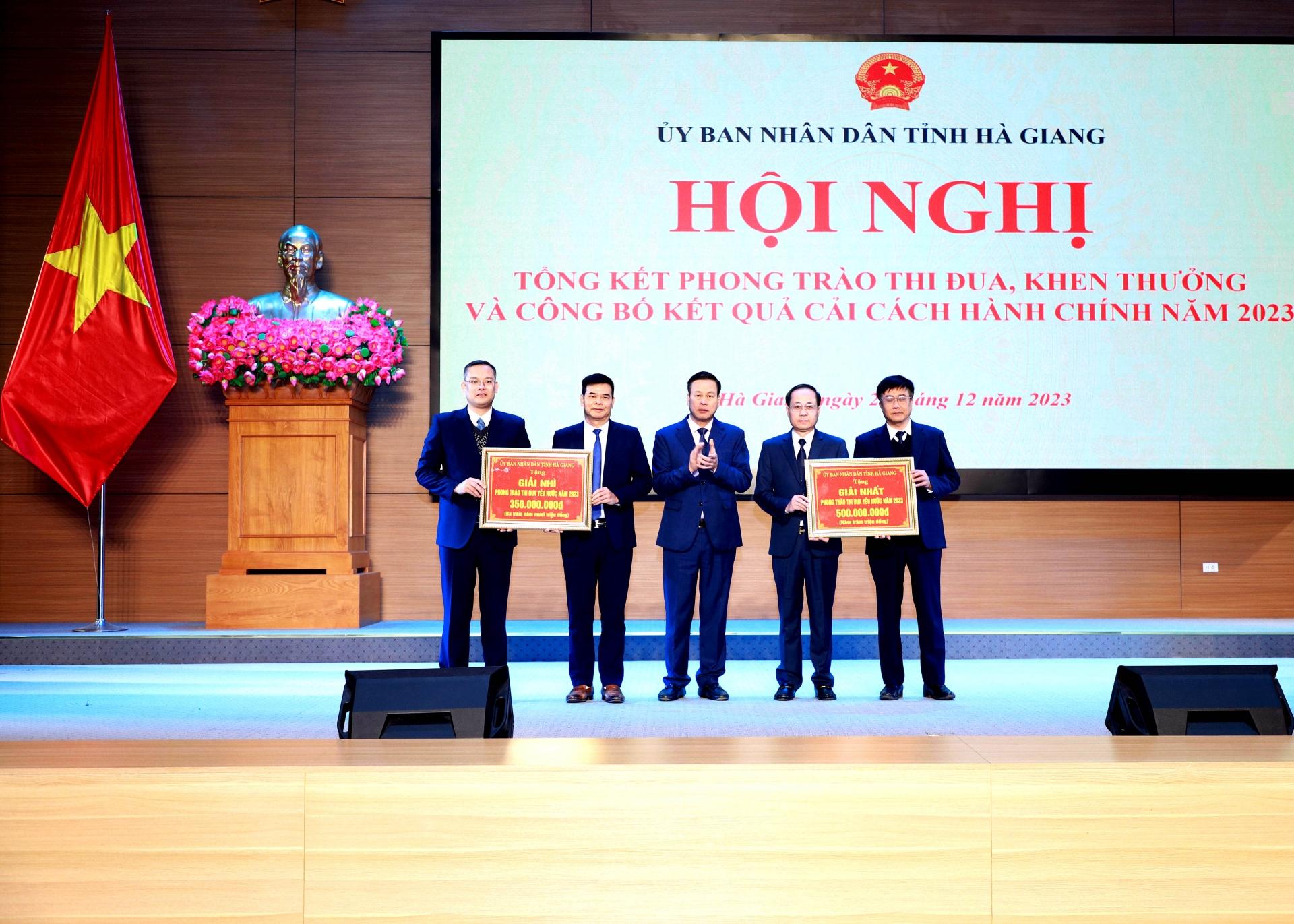 Phó Bí thư Tỉnh ủy, Chủ tịch UBND tỉnh Nguyễn Văn Sơn tặng thưởng cho huyện Bắc Quang đơn vị đạt giải Nhất; huyện Quang Bình đạt giải Nhì phong trào thi đua năm 2023.