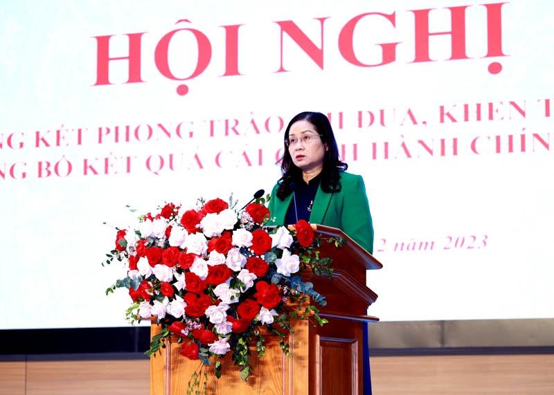 Phó Chủ tịch UBND tỉnh Hà Thị Minh Hạnh điều hành phần thảo luận tại hội nghị.