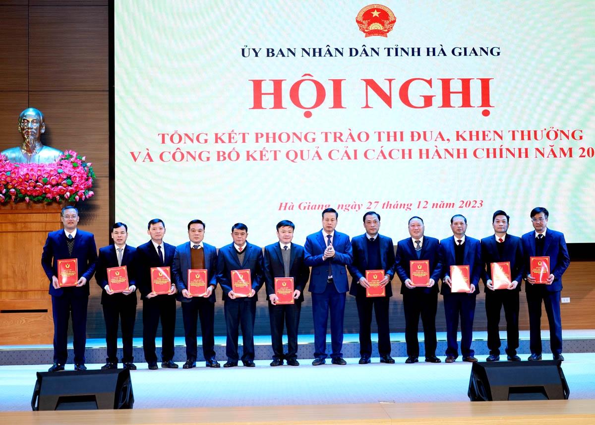 Phó Bí thư Tỉnh ủy, Chủ tịch UBND tỉnh Nguyễn Văn Sơn chụp ảnh lưu niệm với các huyện, thành phố Ký kết Giao ước thi đua.