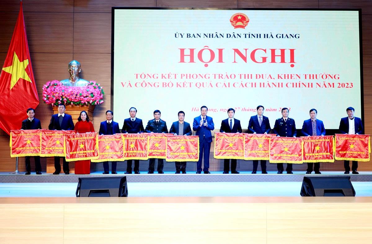 Phó Bí thư Tỉnh ủy, Chủ tịch UBND tỉnh Nguyễn Văn Sơn trao Cờ thi đua cho các đơn vị dẫn đầu các khối giao ước thi đua.