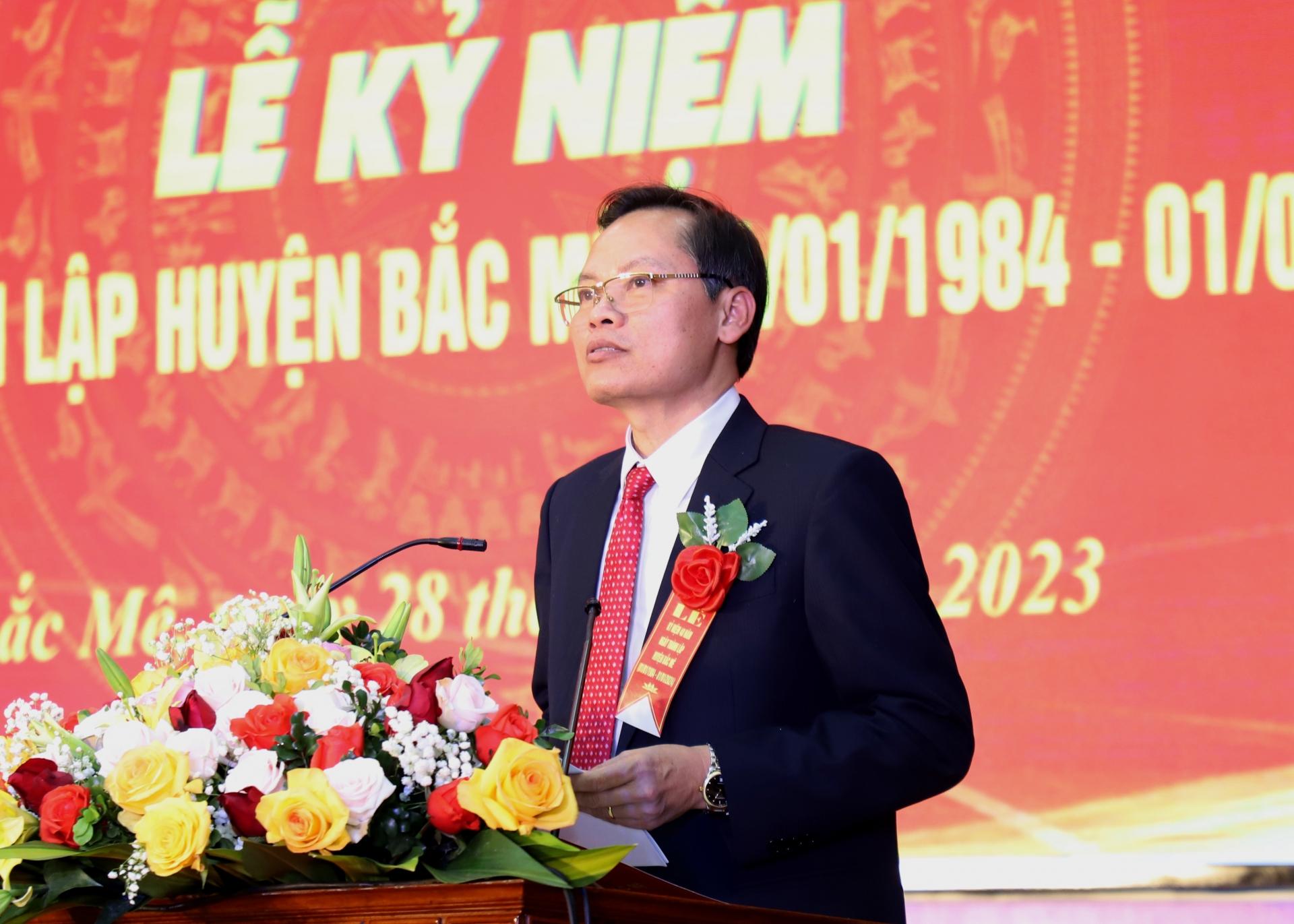 Bí thư Huyện ủy Bắc Mê Bùi Văn Tuân đọc diễn văn ôn lại lịch sử 40 năm xây dựng và phát triển.